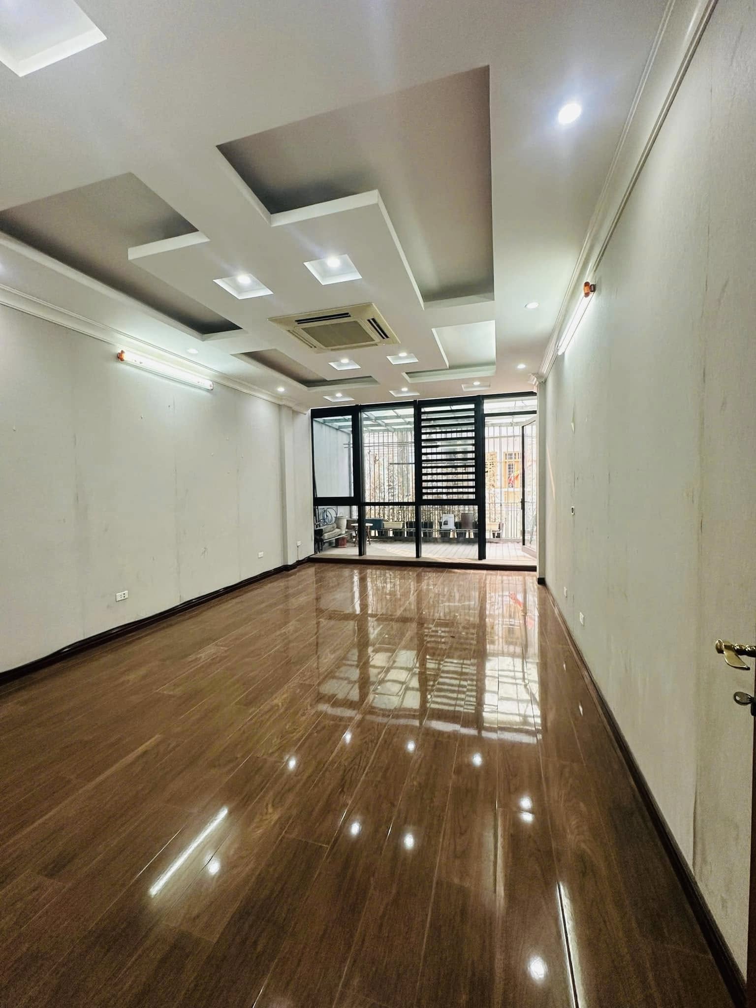 Nhà mặt phố Linh Lang, trung tâm Ba Đình, 7 tầng, thang máy