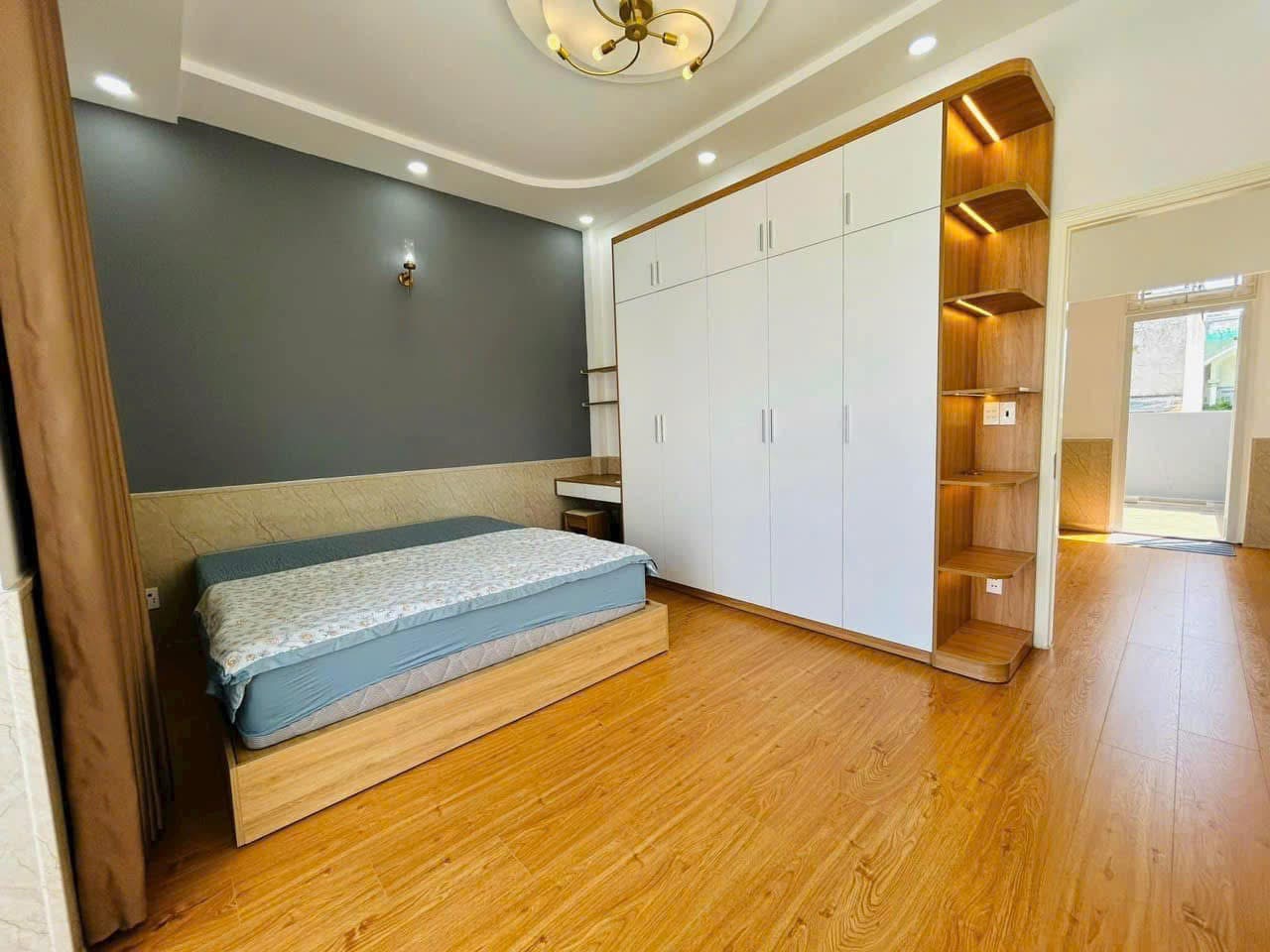 Đi nước ngoài bán gấp nhà 72m2, Phạm Văn Hai, Tân Bình, giá bán 2,99 tỷ