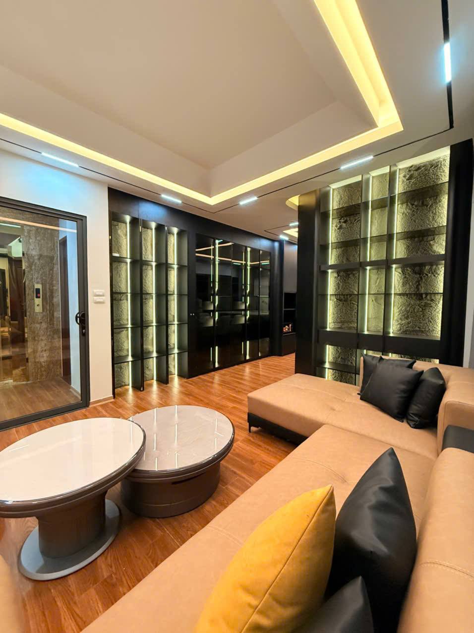 Nhà phố Trịnh Công Sơn, Tây Hồ, 10 tầng, thang máy, xây mới hiện đại, cho thuê 200 triệu/ tháng