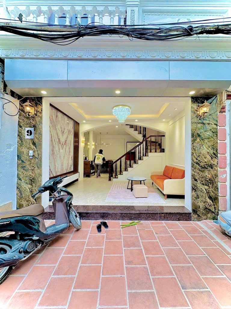 Nhà xây 4 tầng chắc chắn, sổ đỏ chính chủ, giá 7 tỷ đồng, phù hợp kinh doanh