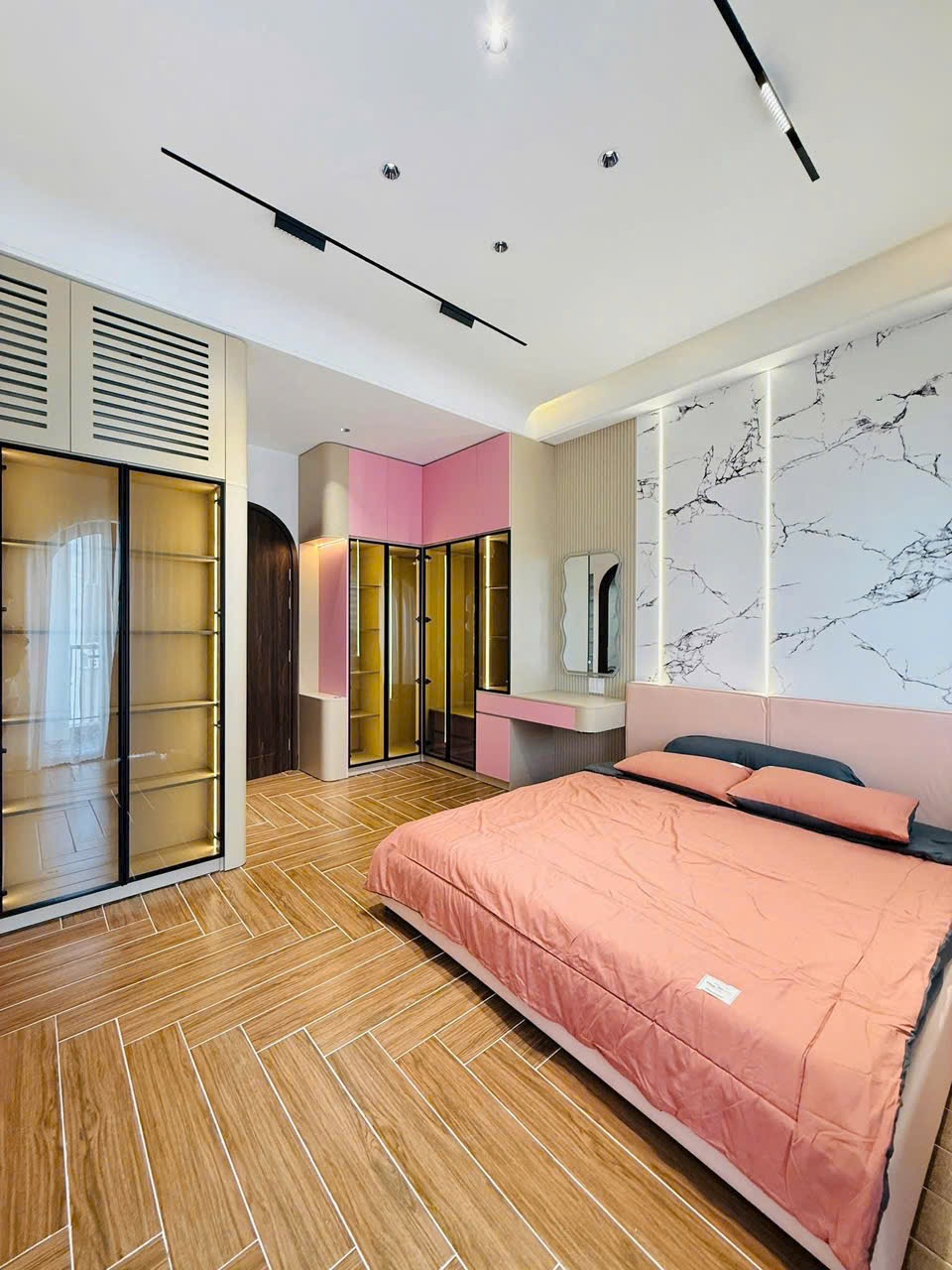 Bán nhà phố đẹp có thang máy mặt tiền đường số 14, phường 08, quận Gò Vấp, Hồ Chí Minh