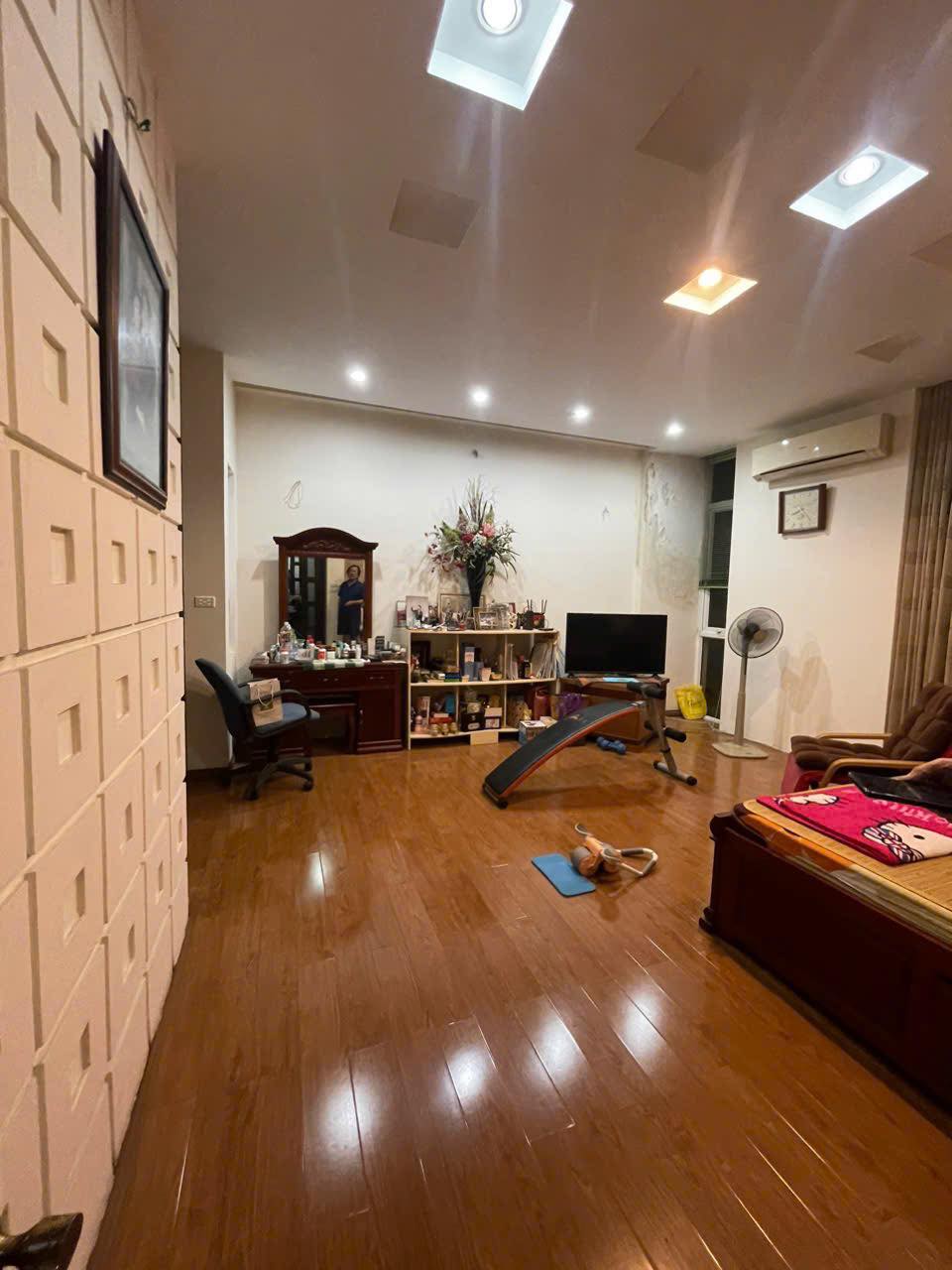 Chính chủ bán nhà phố Giảng Võ, Ba Đình, sổ đỏ vuông đẹp