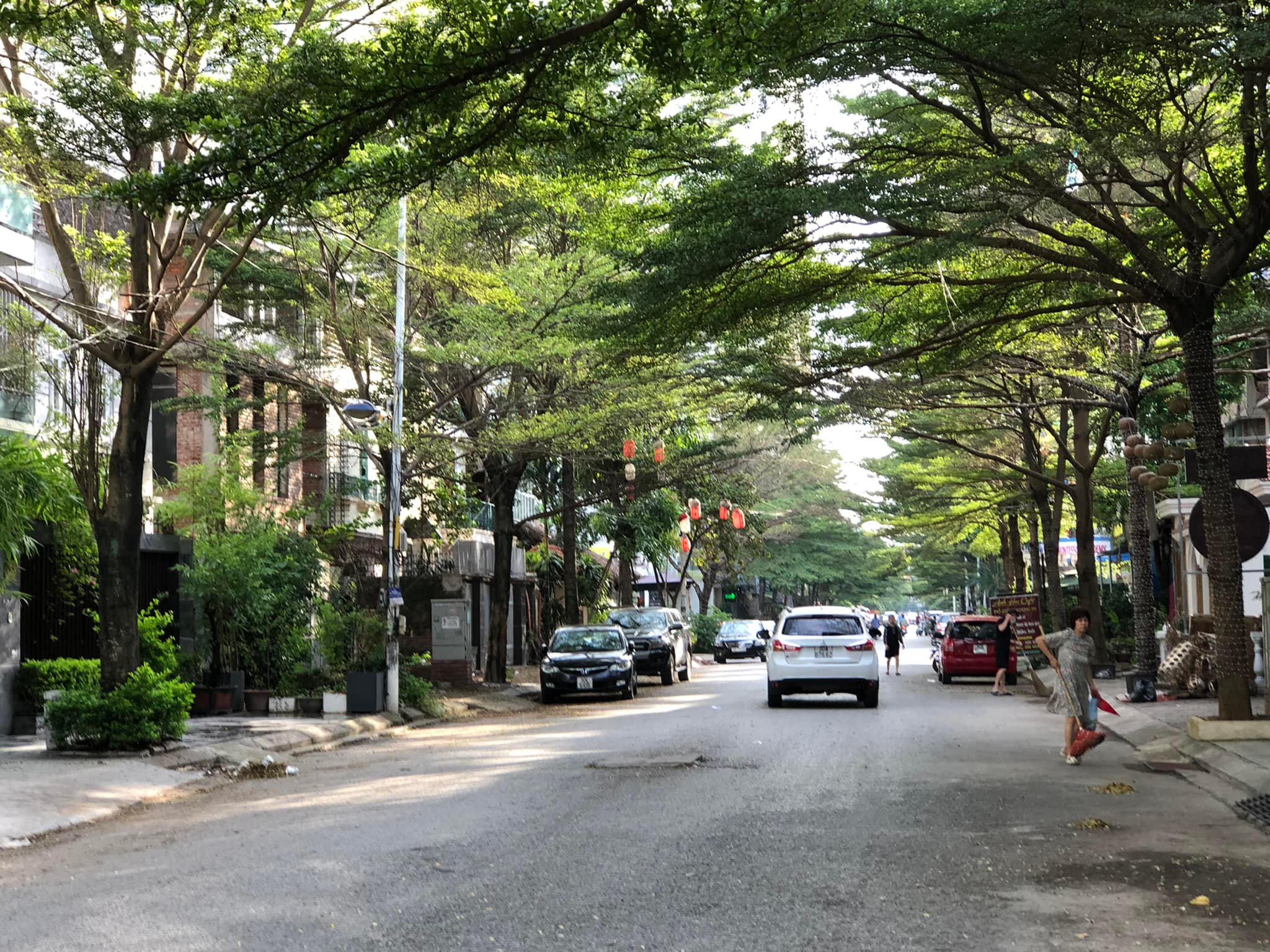 Bán nhà khu đô thị Văn Khê, trục đường chính kinh doanh, ngay chân chung cư