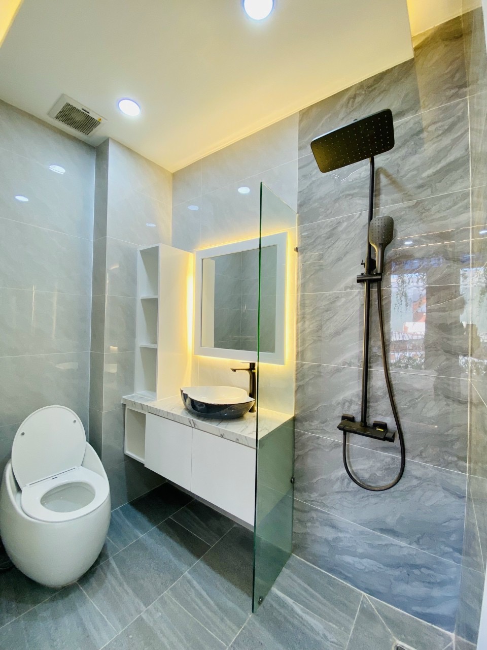 Nhà 5 tầng khu bên sông Thủ Đức - sau lưng trung tâm thương mại Gigamall Phạm Văn Đồng - đường 10m thông