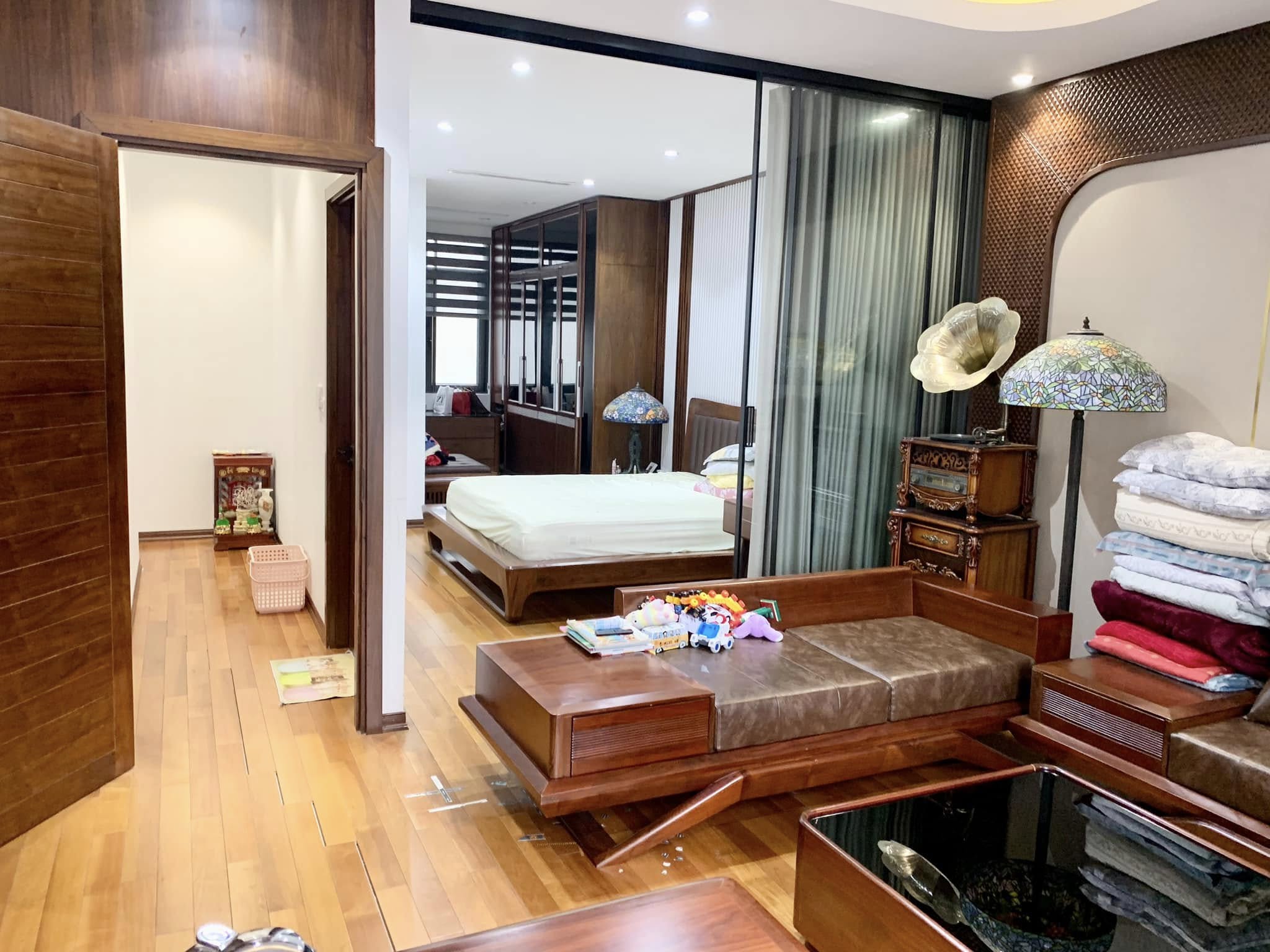 Bán liền kề Vinhomes Green Bay, 5 tầng thang máy, có hầm, hoàn thiện đẹp