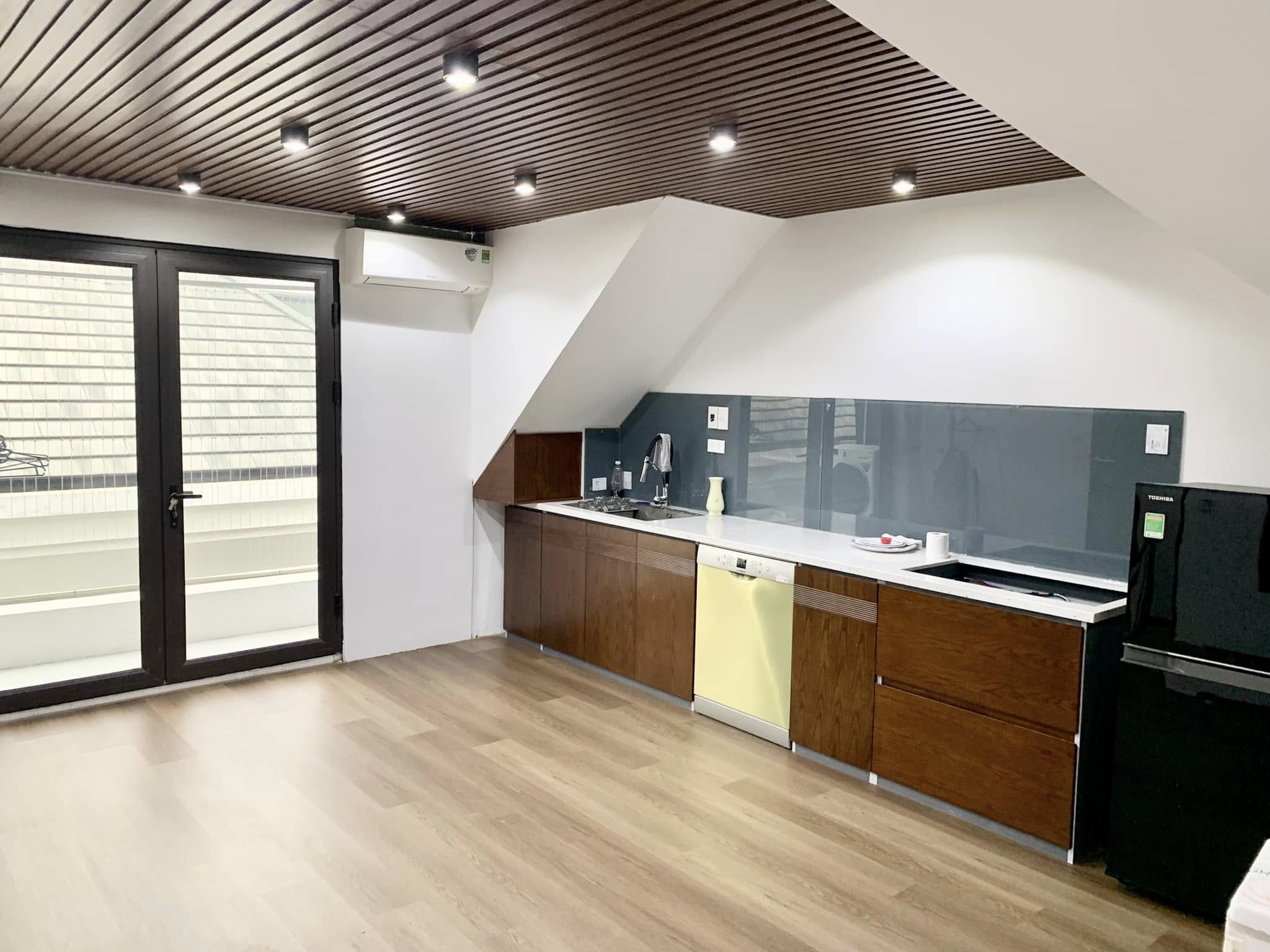 Bán liền kề Vinhomes Green Bay, 5 tầng thang máy, có hầm, hoàn thiện đẹp