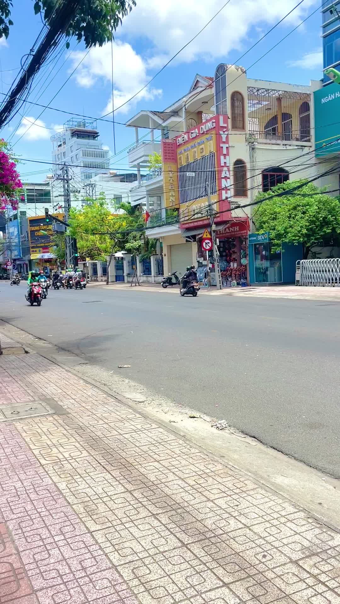 Bán đất 80m2 có nhà cũ hẻm ô tô đường Quang Trung, Nha Trang
