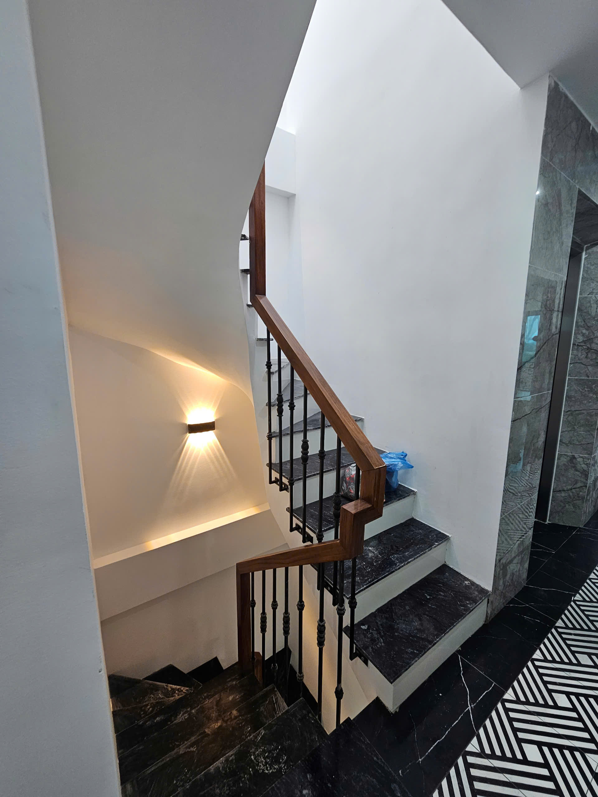 Cần bán gấp nhà dòng tiền cao phố Nhật Tảo 120m2, 7 tầng, 35 phòng khép kín đủ đồ, thang máy giá đầu tư