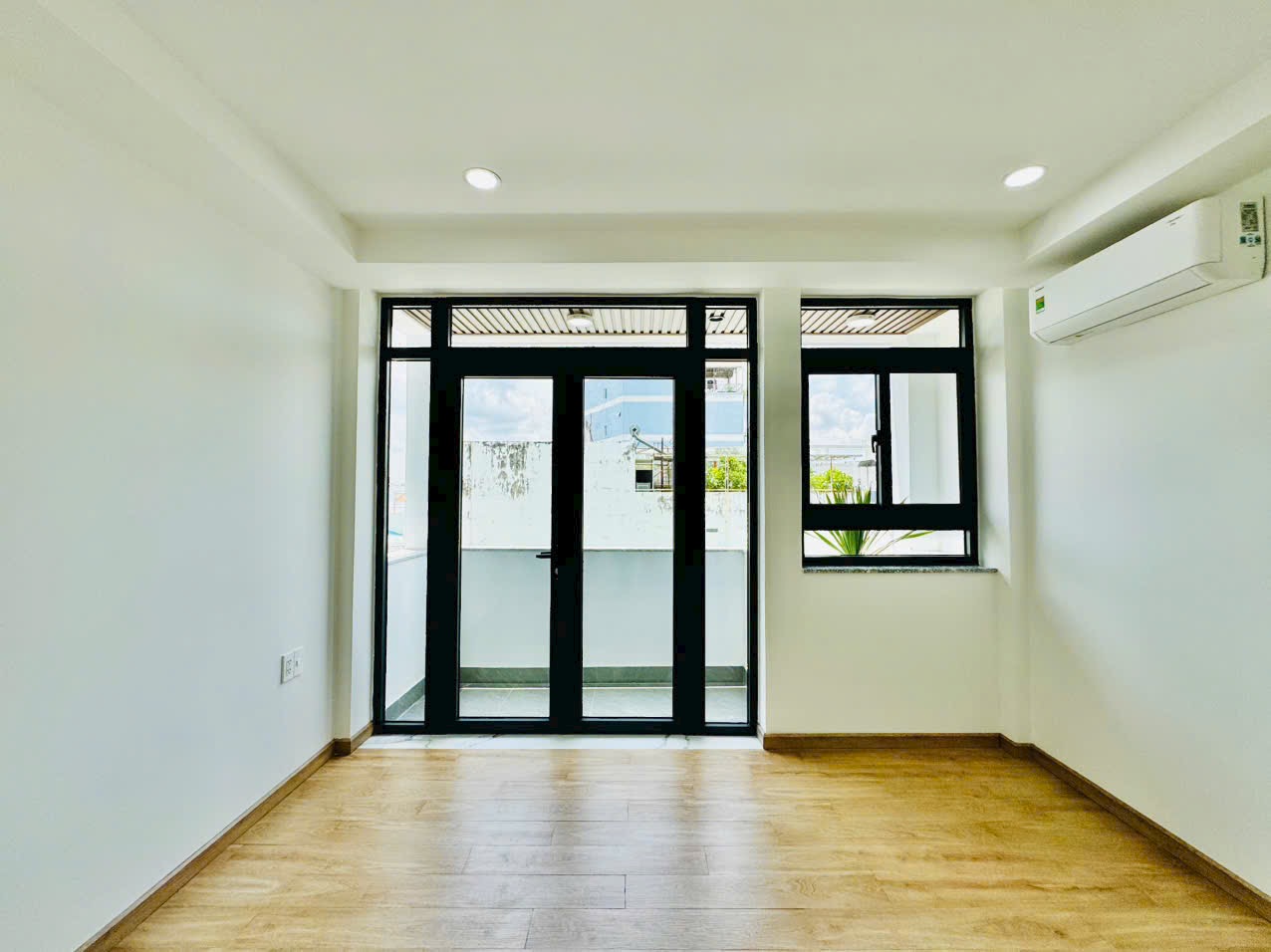 Bán nhà phố đẹp có thang máy gần ngay Lotte Mart Nguyễn Văn Lượng