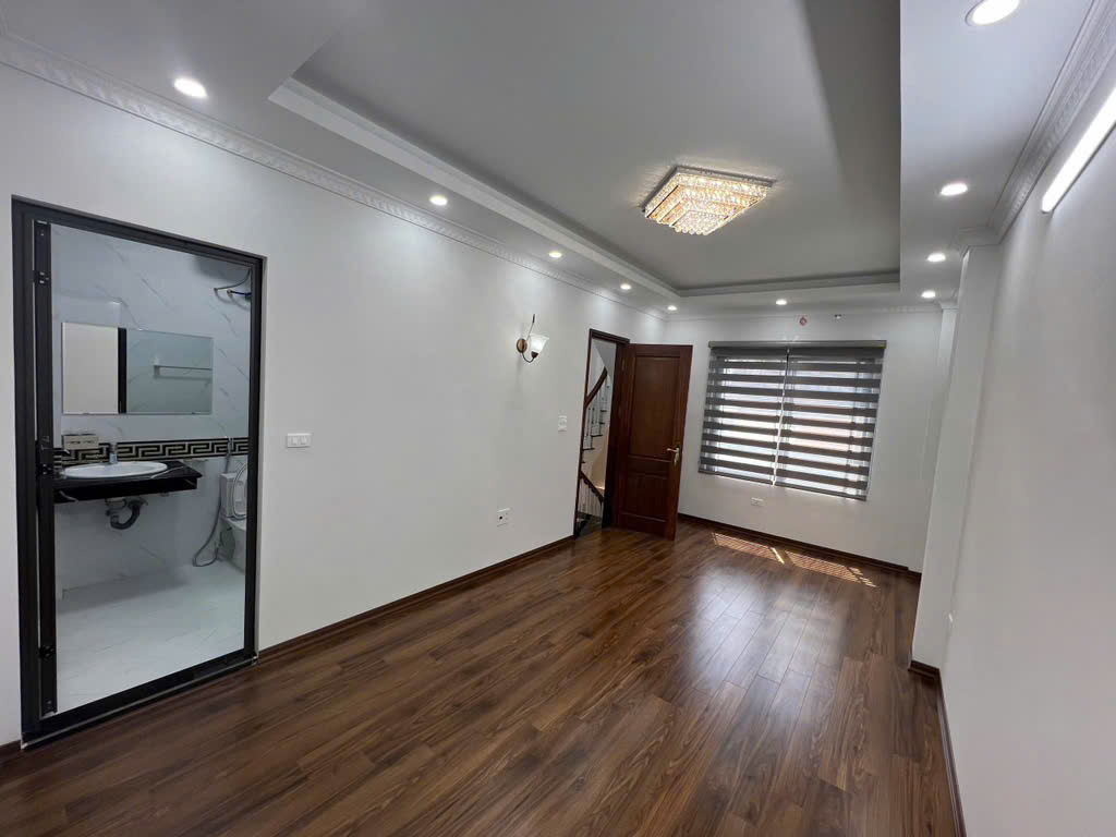 Bán nhà Đại La, ở luôn, 5 tầng, thang máy, sân cổng để xe, 30m ra phố, giá 8,9 tỷ