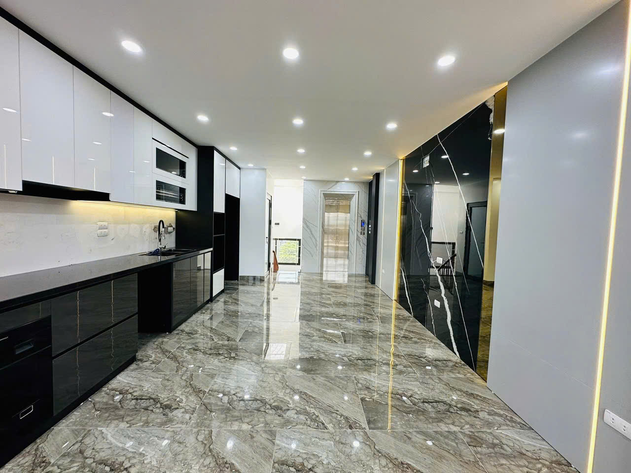 Bán nhà khu phân lô Đền Lừ, ngõ thông, 6 tầng, thang máy, kinh doanh, ô tô vào, giá 17,8 tỷ