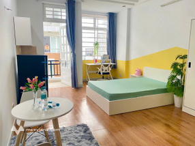Phòng studio ban công đầy đủ ánh sáng trời full nội thất