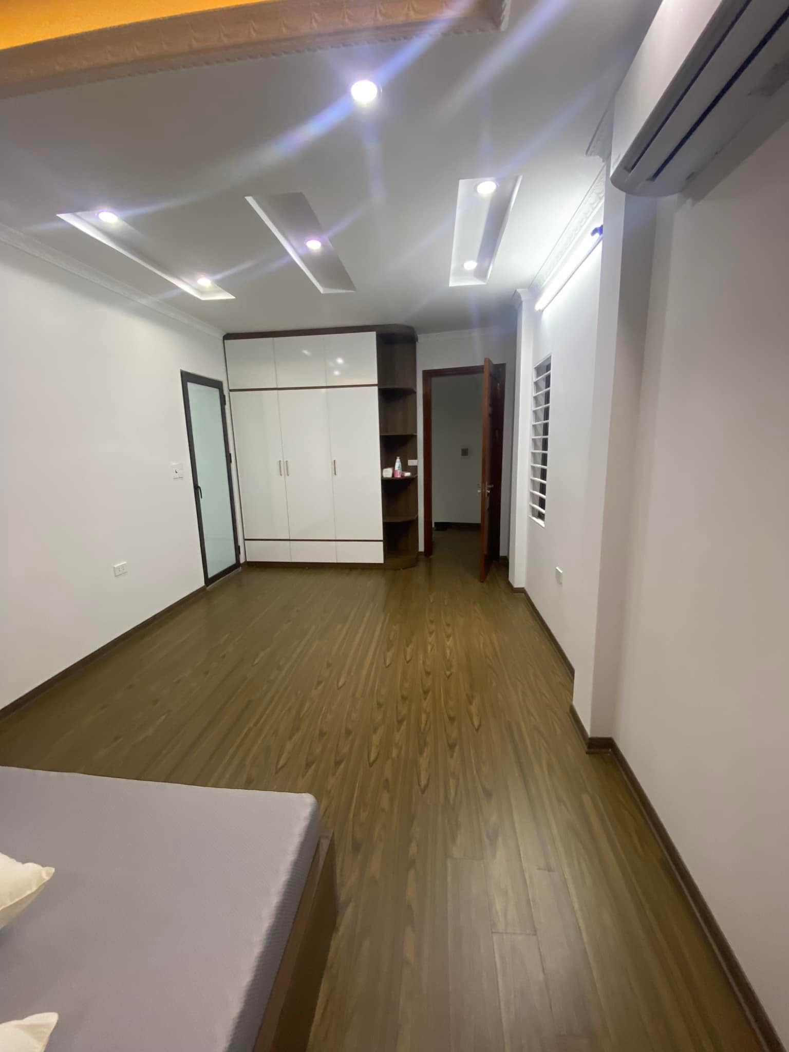 Bán nhà phố Hồng Tiến, gần cầu Chương Dương, 35m2, 4 tầng, lô góc, gần phố, cách oto 2m, giá 7.2 tỷ