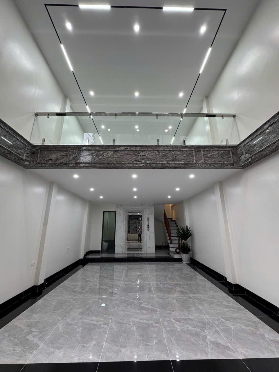 Bán tòa nhà 7 tầng, thang máy mới koong, ô tô tải vào nhà, tòa văn phòng, 55m2, giá chỉ 20,5 tỷ