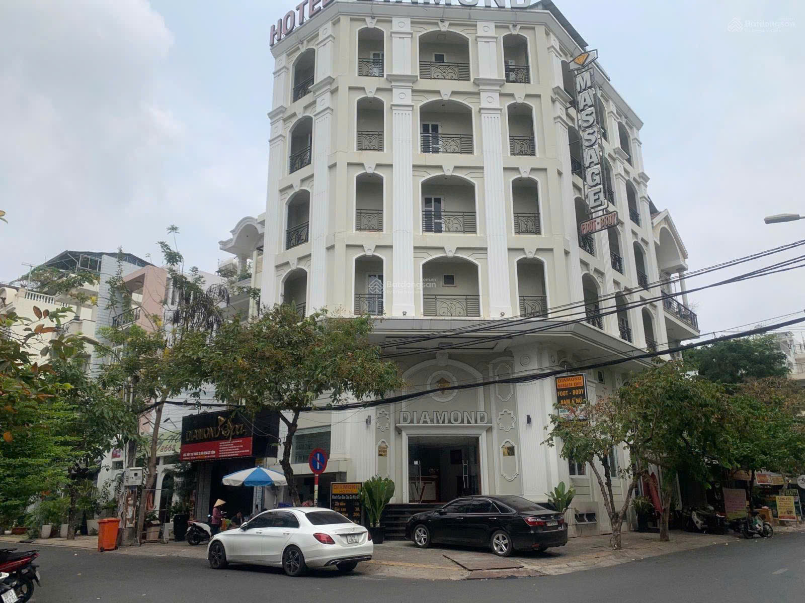 Bán khách sạn kinh doanh tốt góc 42 và 85 phường Tân Quy, quận 7, hầm 5 tầng