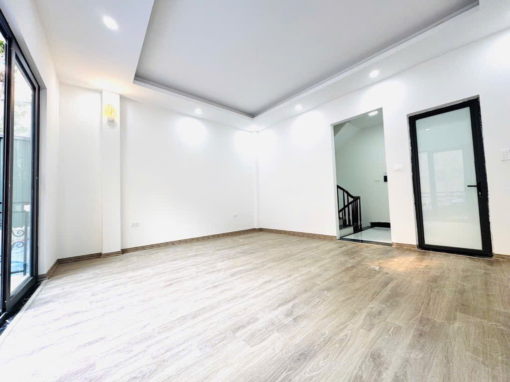 Sốc duy nhất 1 căn Trương Định, ở luôn, sân cổng để xe, 40m2 x 6 tầng, giá chỉ 7,5 tỷ