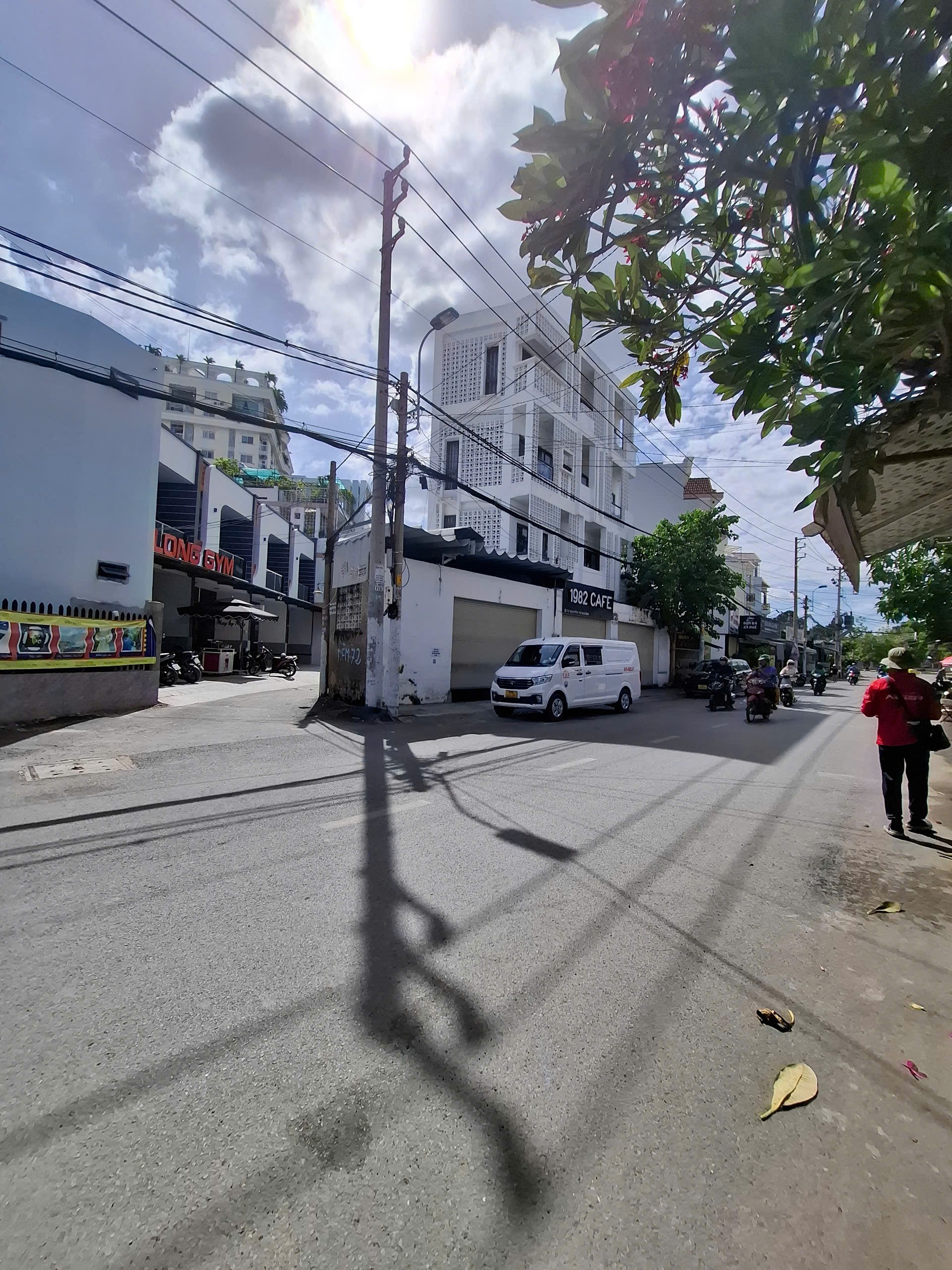 Bán nhà mặt tiền Nguyễn Tư Nghiêm, quận 2, giá 17 tỷ