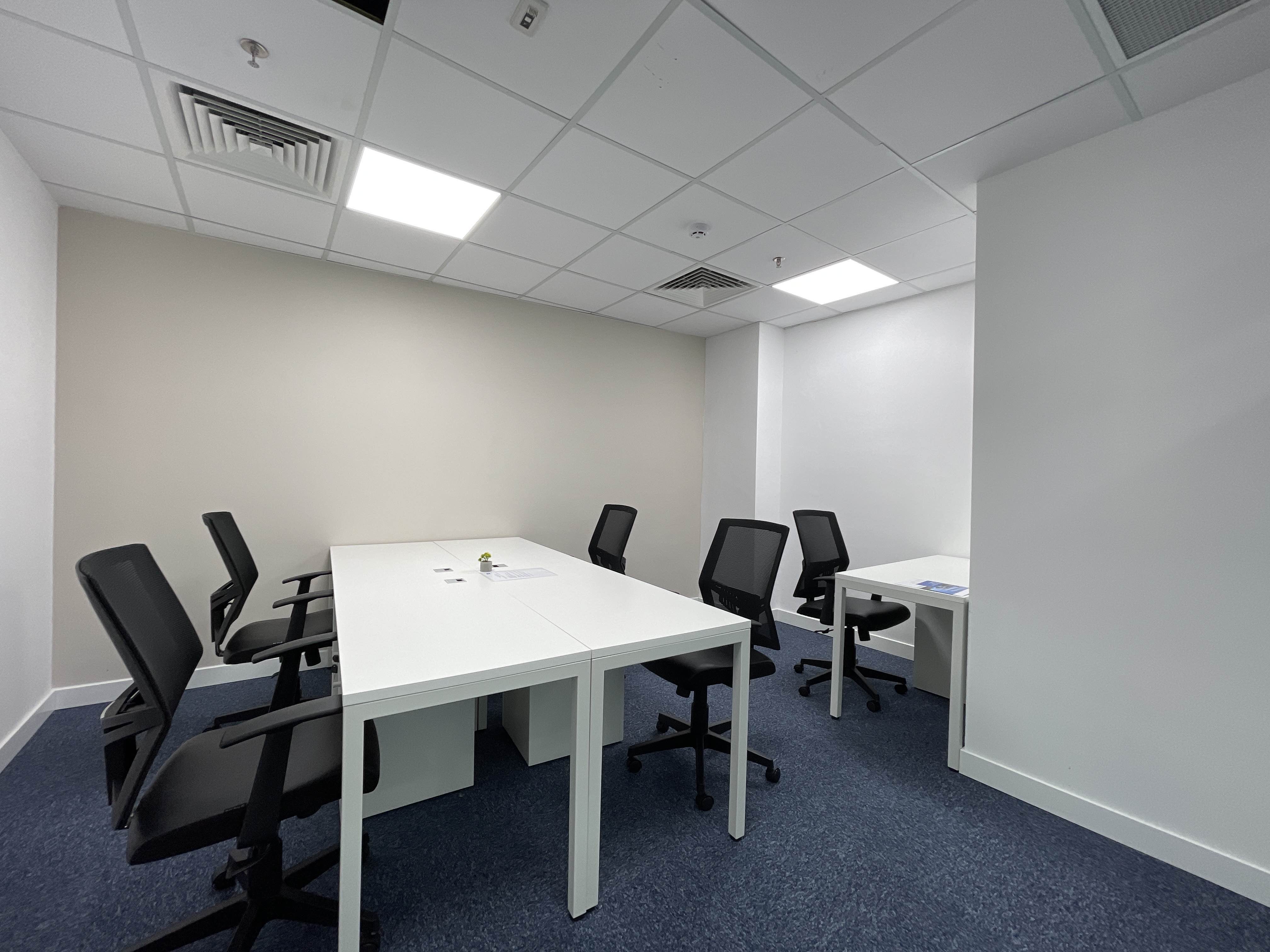 Không gian văn phòng được thiết kế chỉn chu đến từng chi tiết tại HQ Songha Building dành cho 3 người.