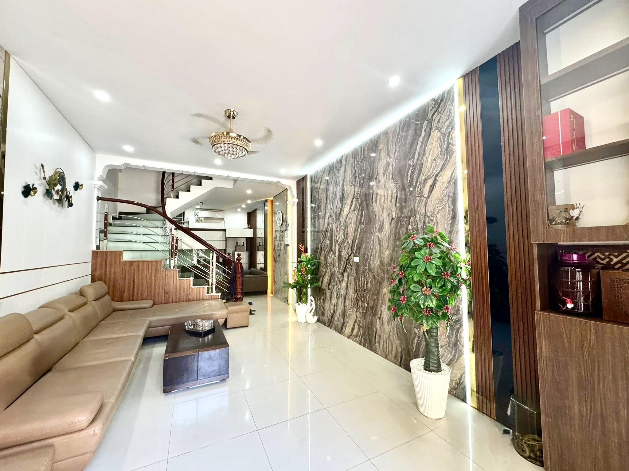 Siêu phẩm Hoàng Mai - Đền Lừ, vị trí đỉnh, ngõ ô tô thông tứ phía, gara, hơn 14 tỷ