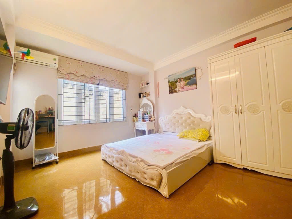 Bán nhà Tân Mai, ô tô đỗ cổng, dân xây, full nội thất, giá chỉ 6,5 tỷ