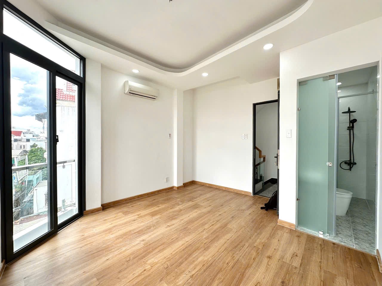 Bán gấp nhà đường Lê Quang Định, gần chợ, giá 3,79 tỷ, sổ hồng riêng