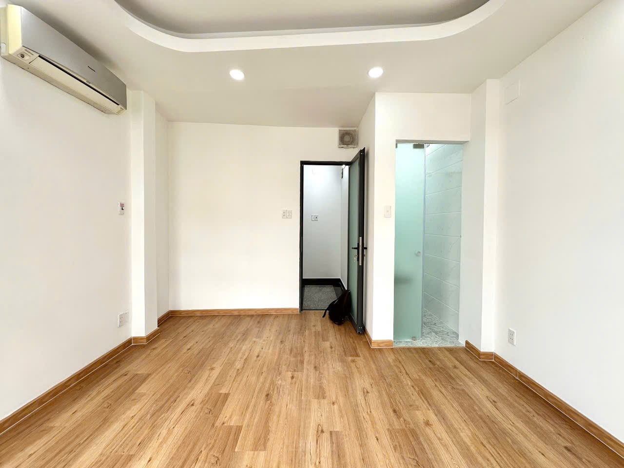 Bán gấp nhà đường Lê Quang Định, gần chợ, giá 3,79 tỷ, sổ hồng riêng