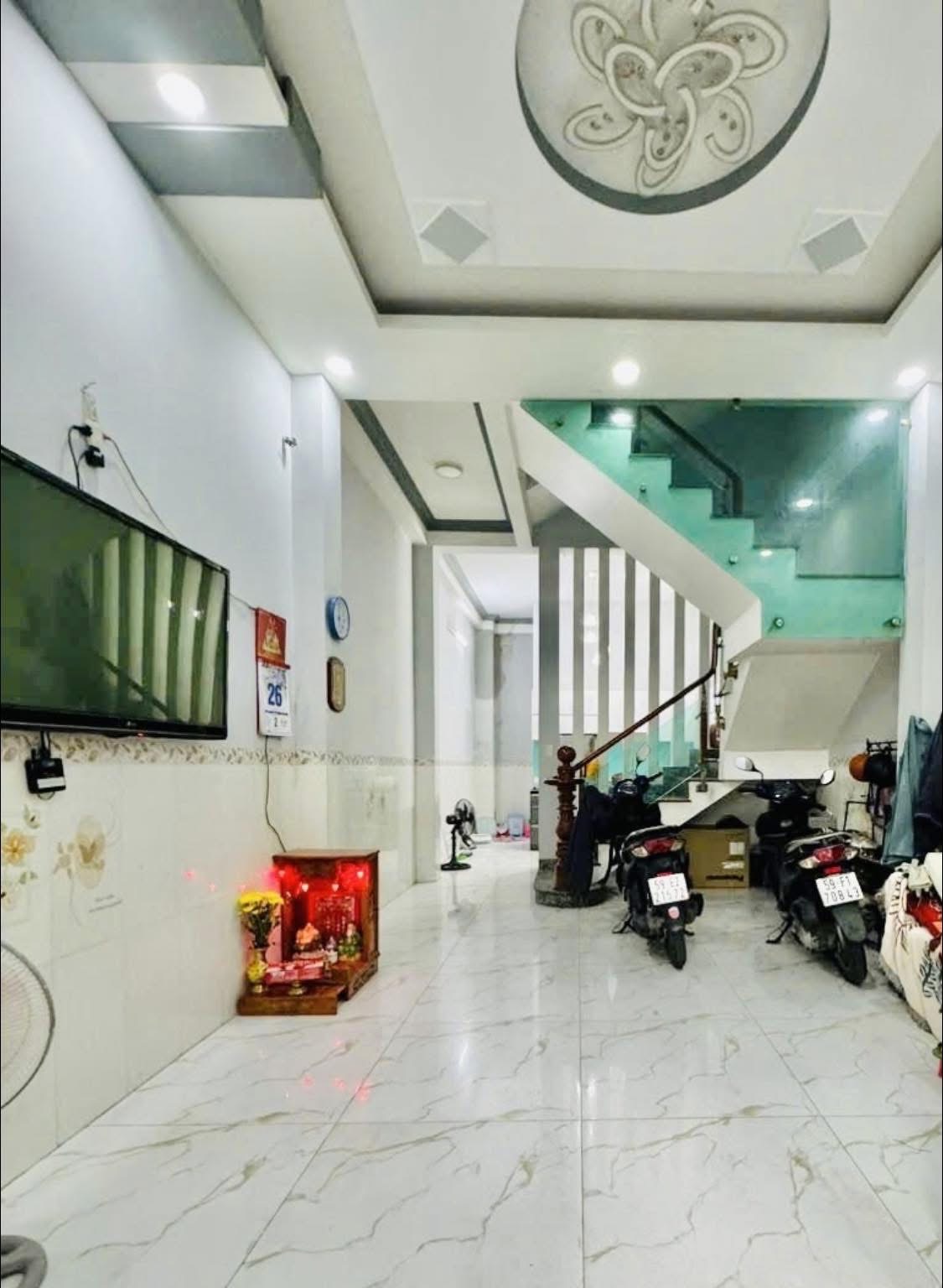 Bán nhà 52m2, 4 tầng vuông góc tại Lotte Nguyễn Văn Lượng, chủ gấp bán 6,4 tỷ