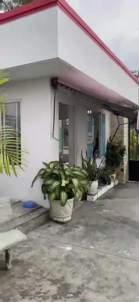 bên ngoài xưởng