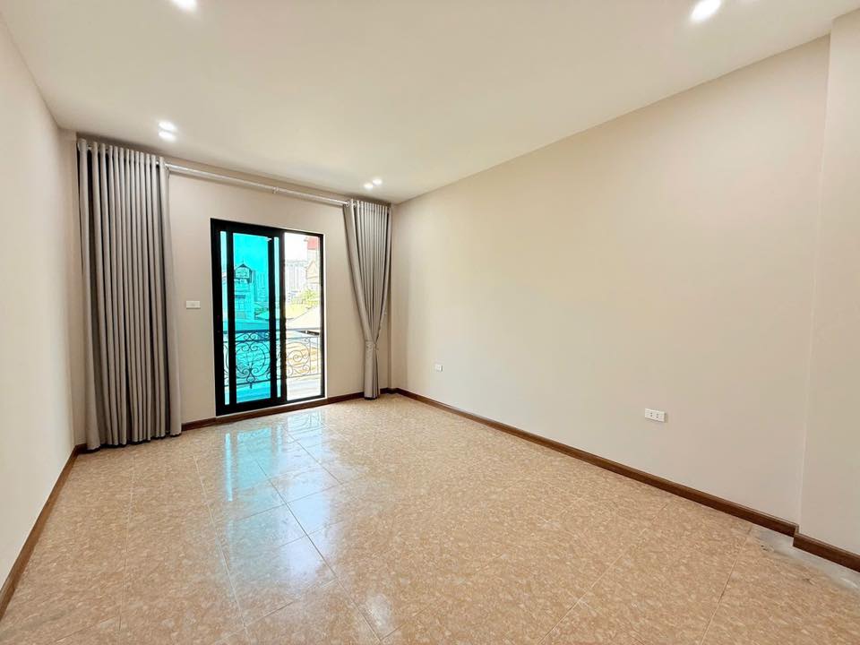 Bán nhà đường Khương Đình, 50m2 - 5 tầng, 6 phòng ngủ, gần Ngã Tư Sở
