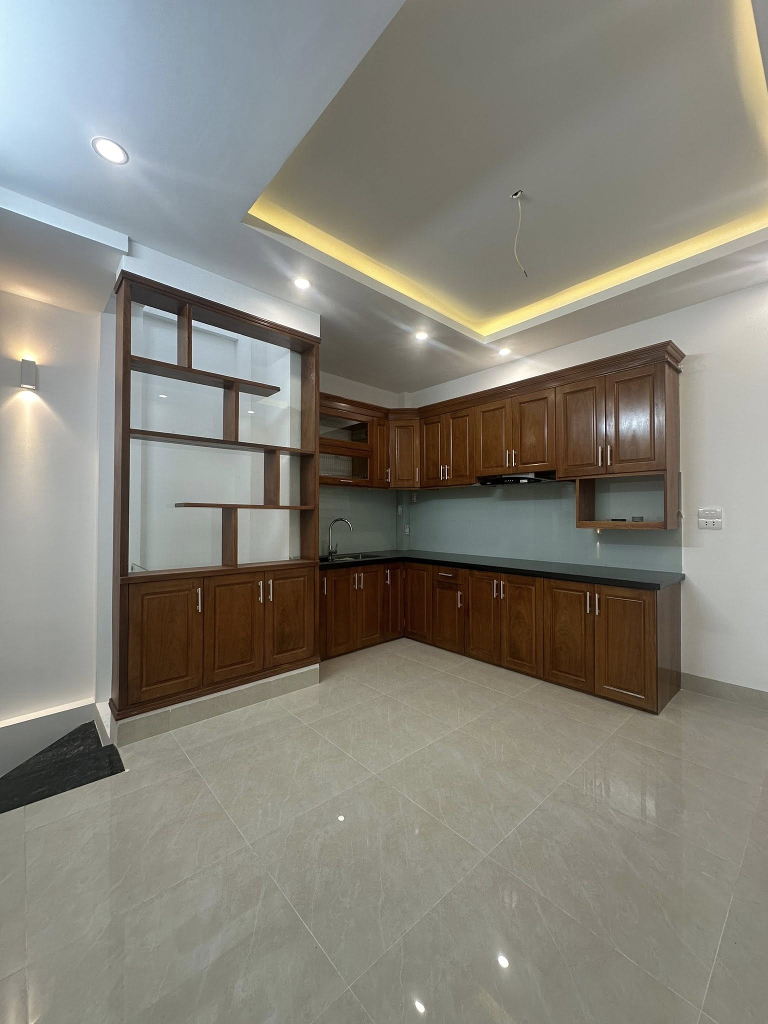 Bán nhà 6 tầng mới, thang máy, gần chợ Đại Từ, gần đường ô tô