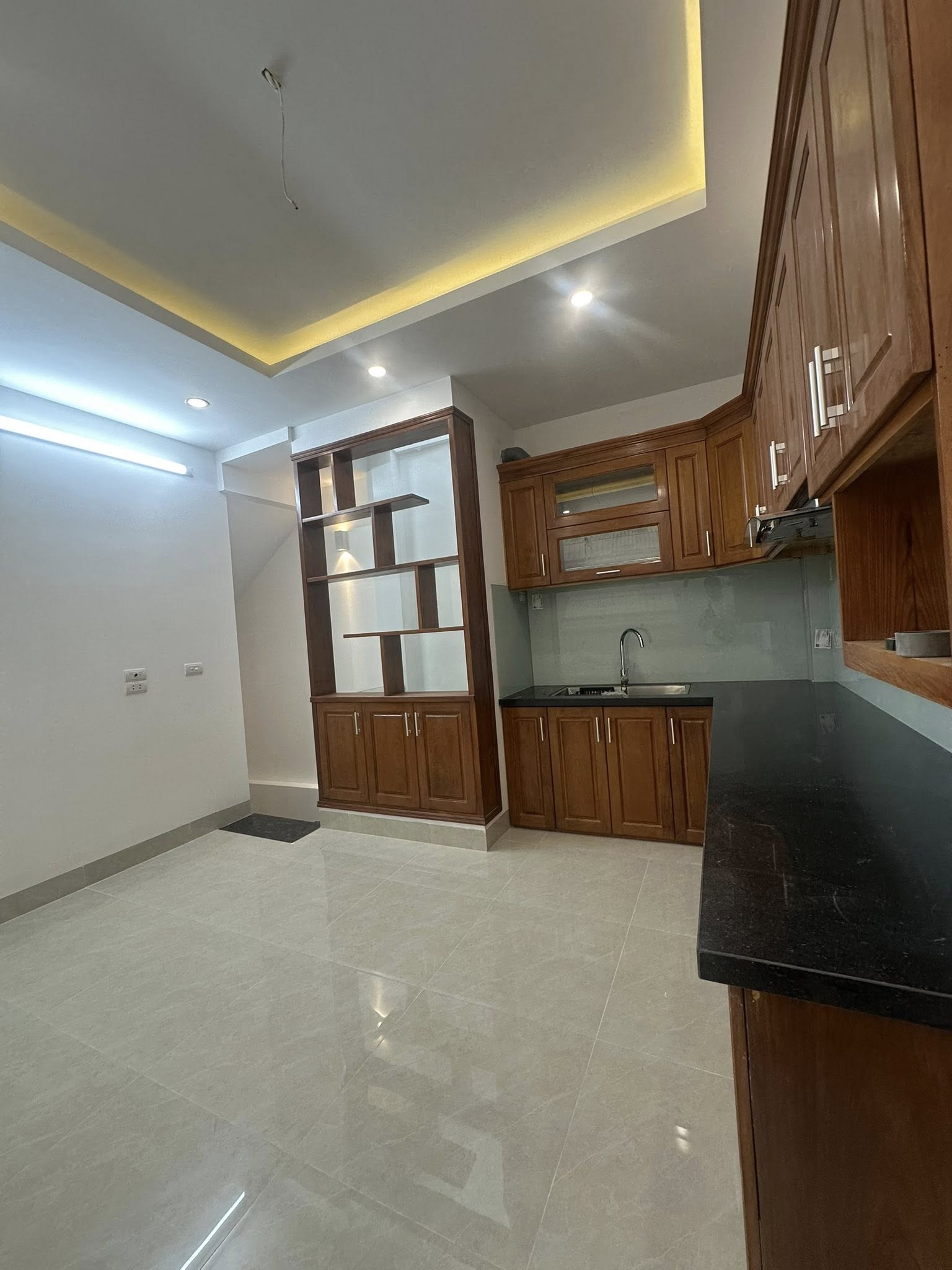 Bán nhà 6 tầng mới, thang máy, gần chợ Đại Từ, gần đường ô tô