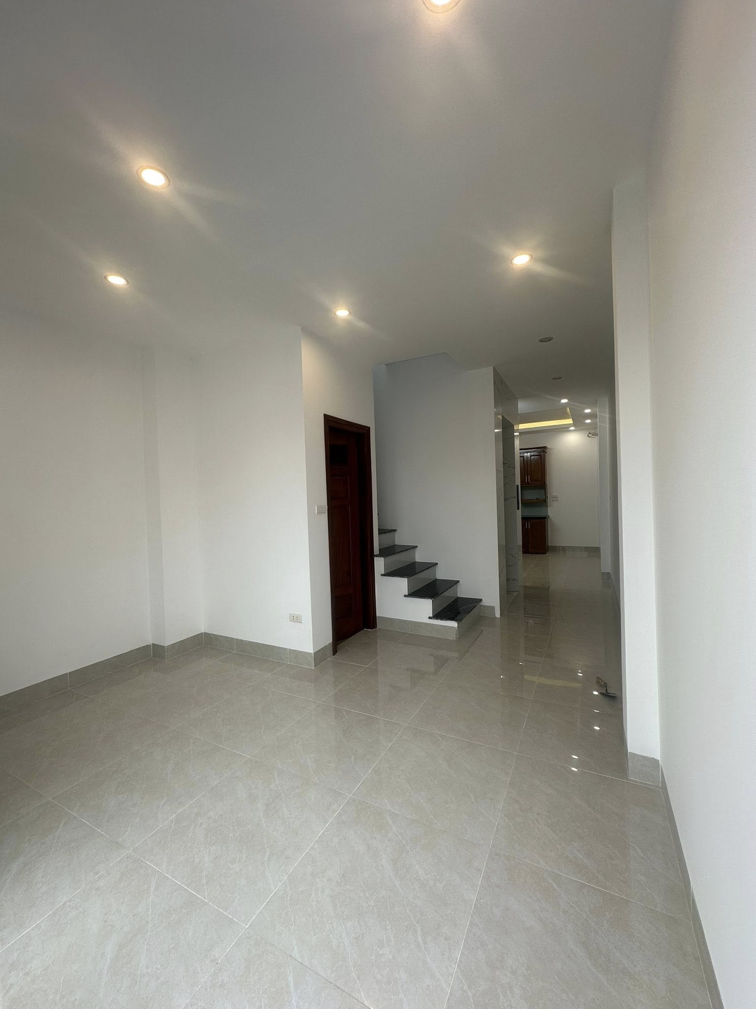 Bán nhà 6 tầng mới, thang máy, gần chợ Đại Từ, gần đường ô tô