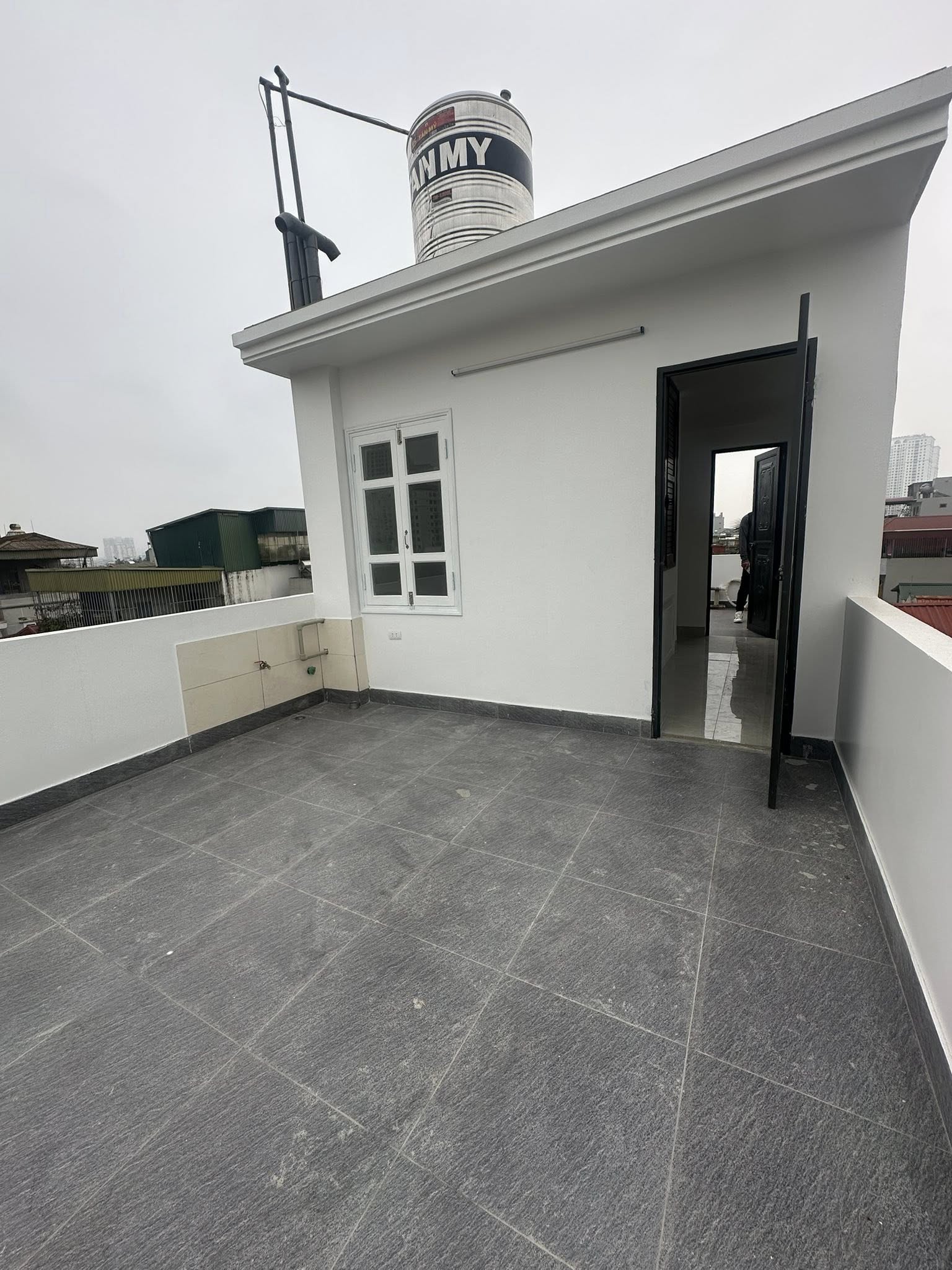 Bán nhà 6 tầng mới, thang máy, gần chợ Đại Từ, gần đường ô tô