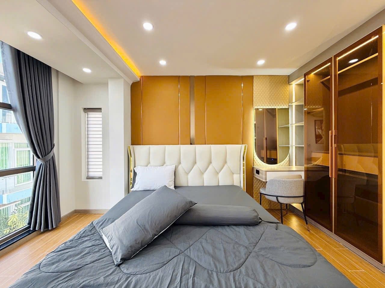 Bán nhà 4 tầng, xây mới xe hơi ngủ trong nhà, ngay Emart, giá 7 tỷ