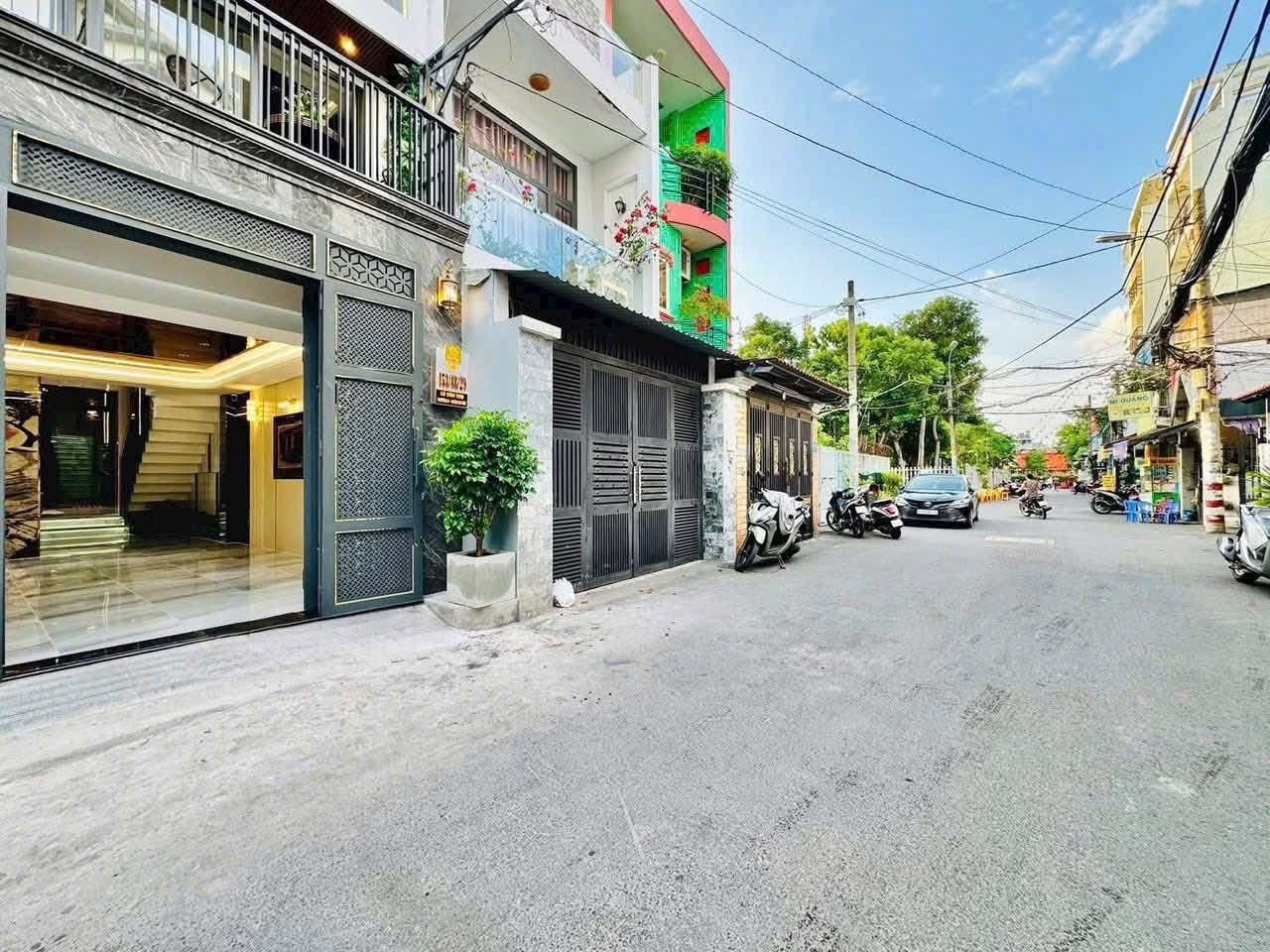 Bán siêu phẩm ngay công viên Làng Hoa