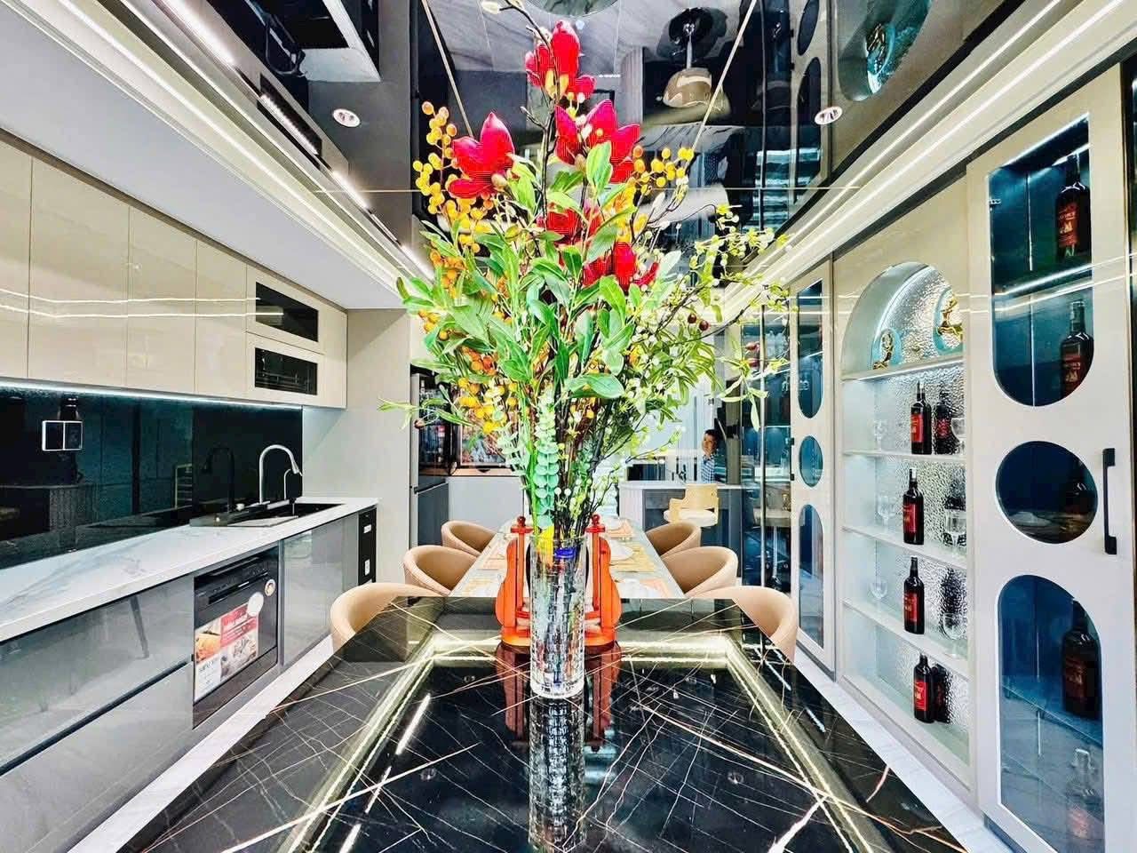 Bán siêu phẩm ngay công viên Làng Hoa