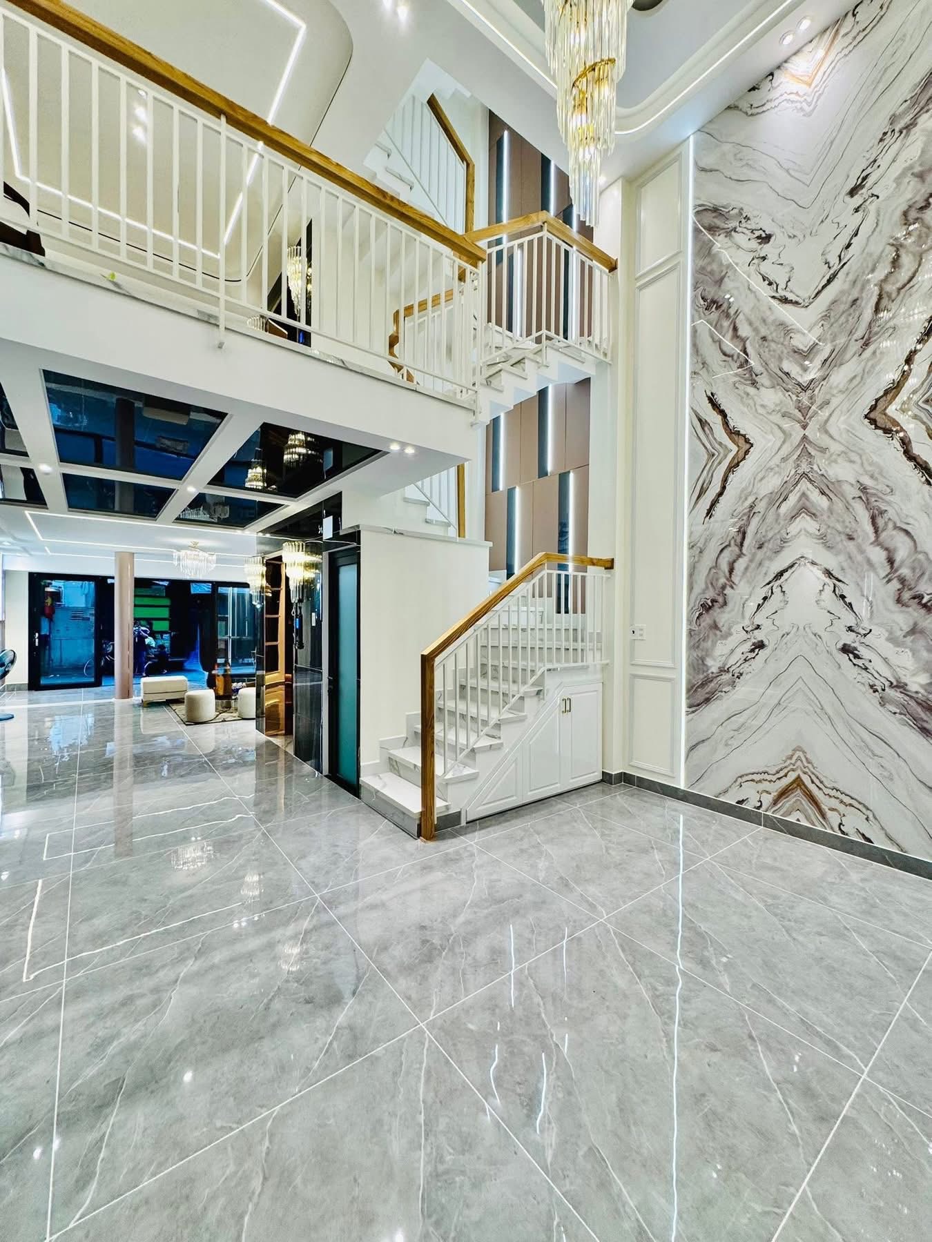 Bán nhà 5,1m x 14m, xây mới full công năng có nội thất ngay công viên Làng Hoa