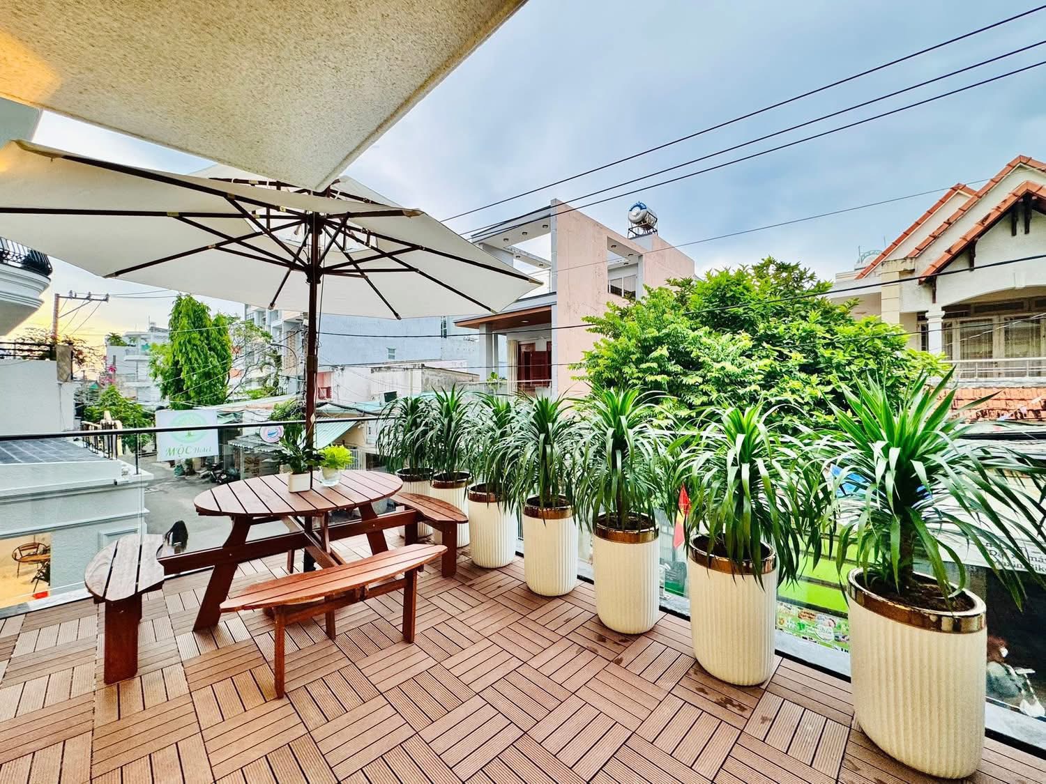 Bán nhà 5,1m x 14m, xây mới full công năng có nội thất ngay công viên Làng Hoa