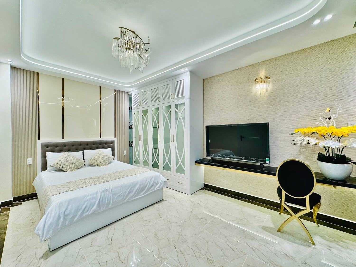 Bán nhà 5,1m x 14m, xây mới full công năng có nội thất ngay công viên Làng Hoa