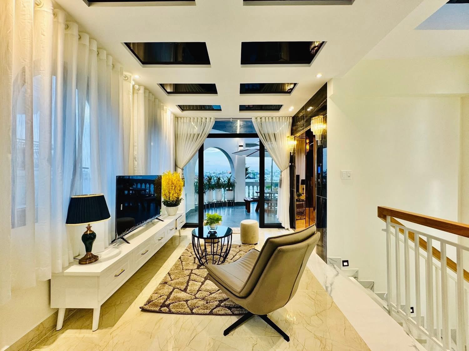 Bán nhà 5,1m x 14m, xây mới full công năng có nội thất ngay công viên Làng Hoa