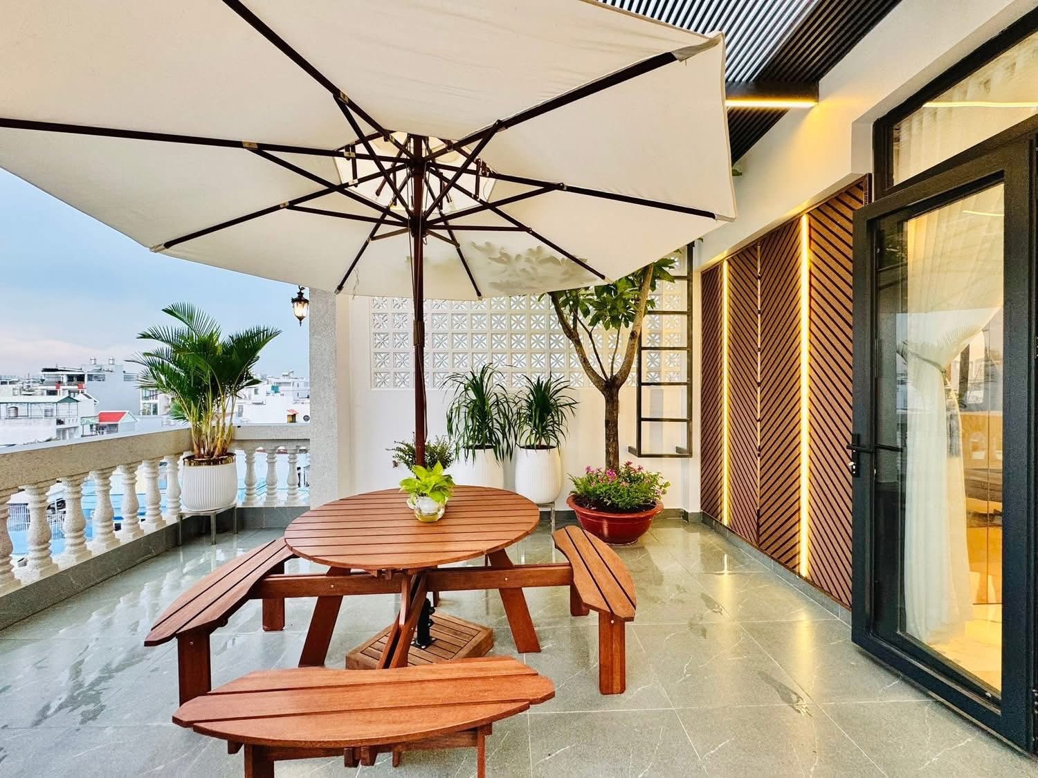 Bán nhà 5,1m x 14m, xây mới full công năng có nội thất ngay công viên Làng Hoa