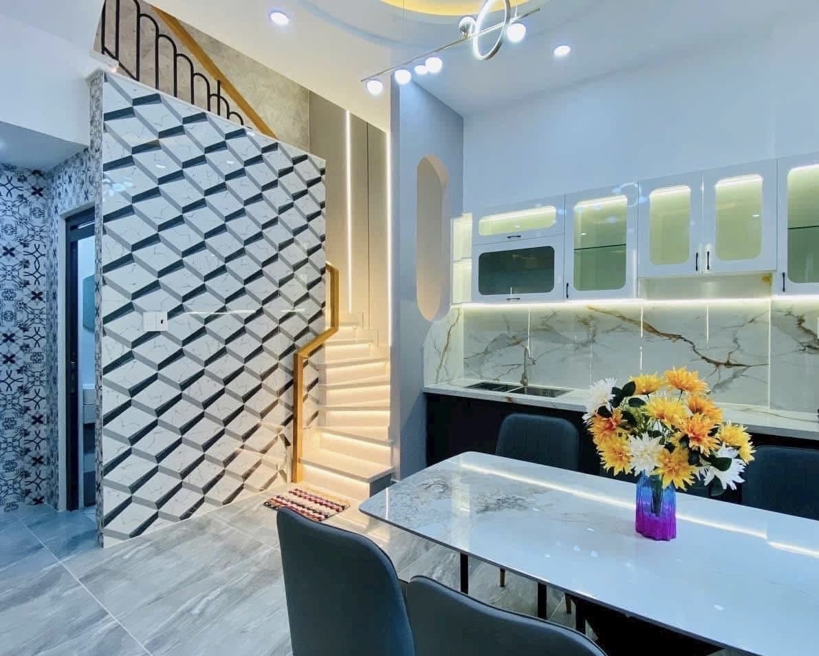 Bán nhà 41m2, 4 tầng, 4 ngủ, ngay công viên Làng Hoa, giá 6 tỷ