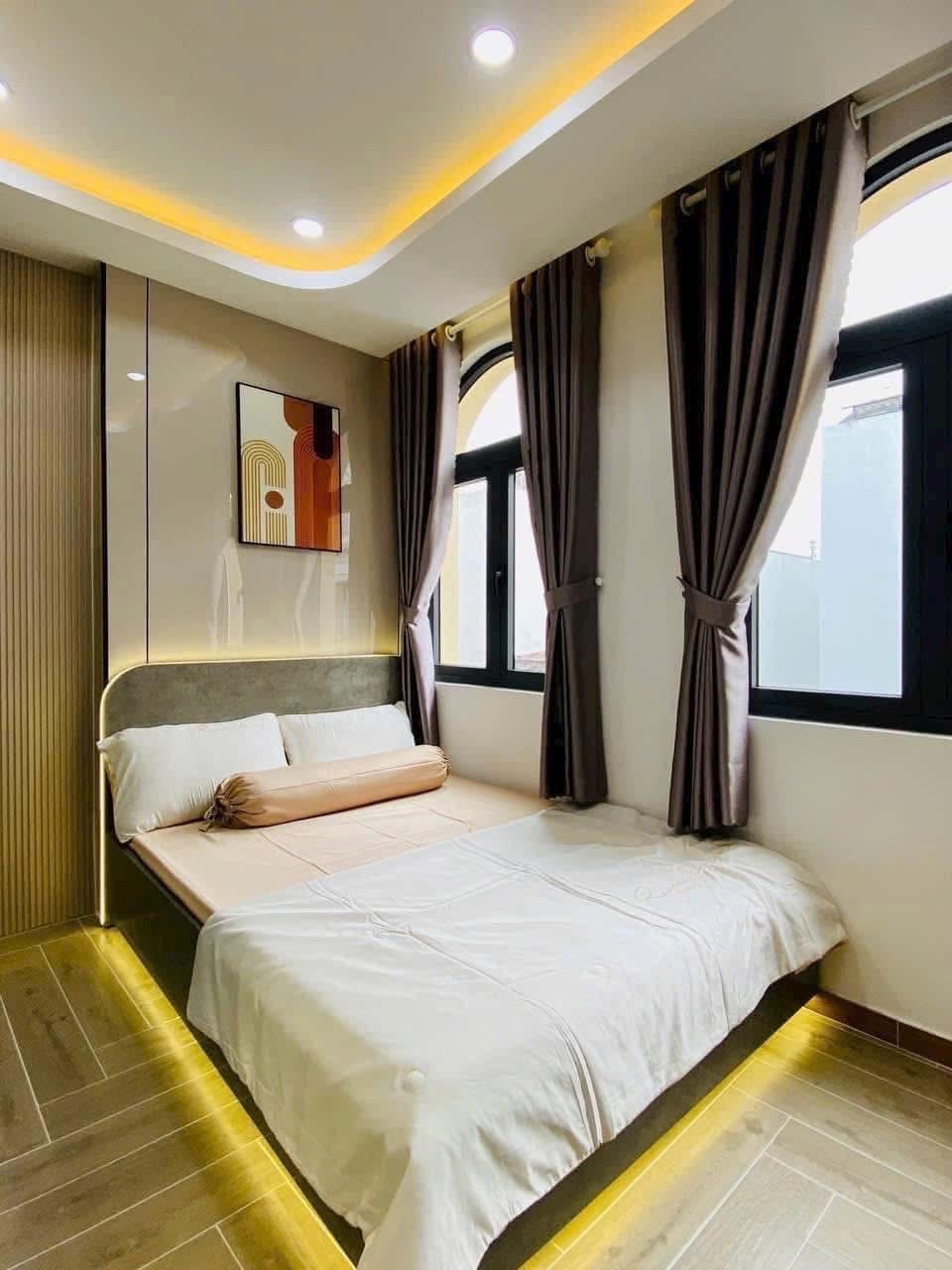 Bán nhà 41m2, 4 tầng, 4 ngủ, ngay công viên Làng Hoa, giá 6 tỷ