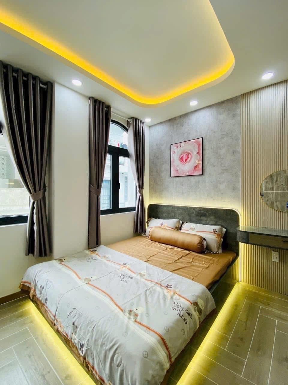 Bán nhà 41m2, 4 tầng, 4 ngủ, ngay công viên Làng Hoa, giá 6 tỷ