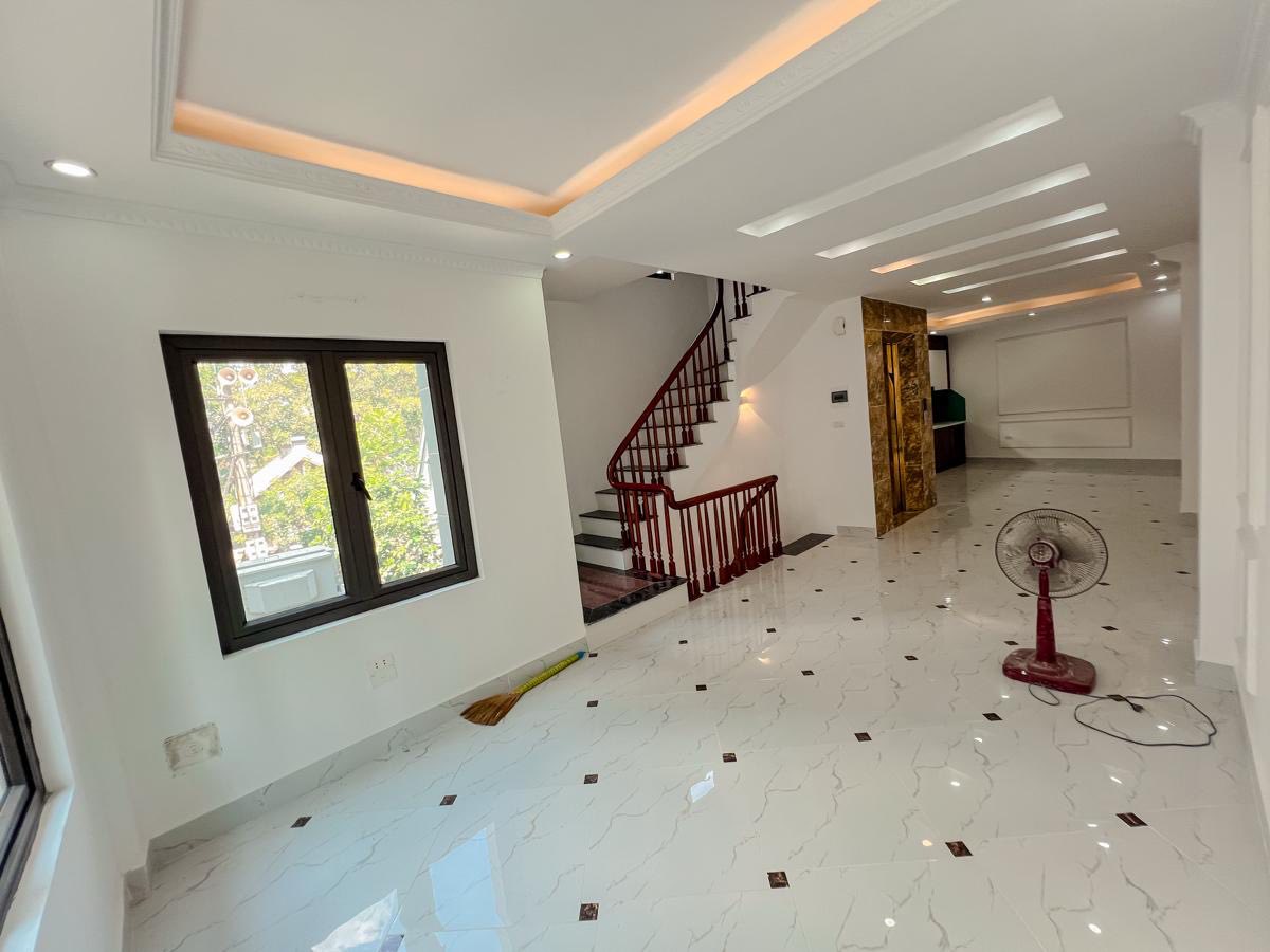 Bán gấp nhà ngõ 2 đường Hoàng Liệt, 60m2, 5 tầng, thang máy, gara ô tô