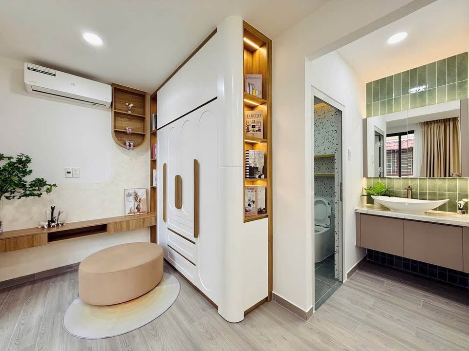 Nhà 1 trệt, 2 lầu Long An, sân rộng, diện tích 105m², giá 2,5 tỷ