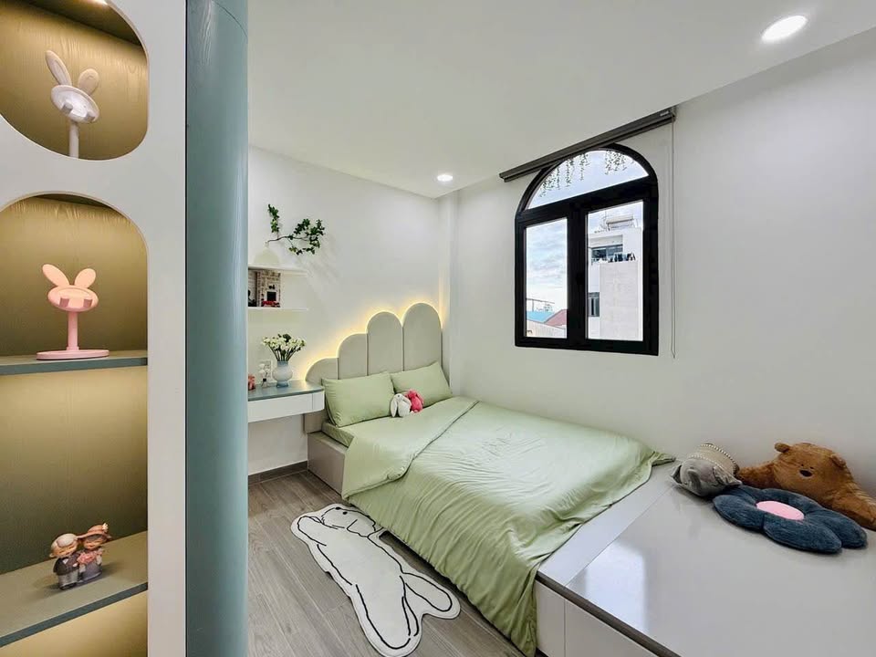 Nhà 1 trệt, 2 lầu Long An, sân rộng, diện tích 105m², giá 2,5 tỷ