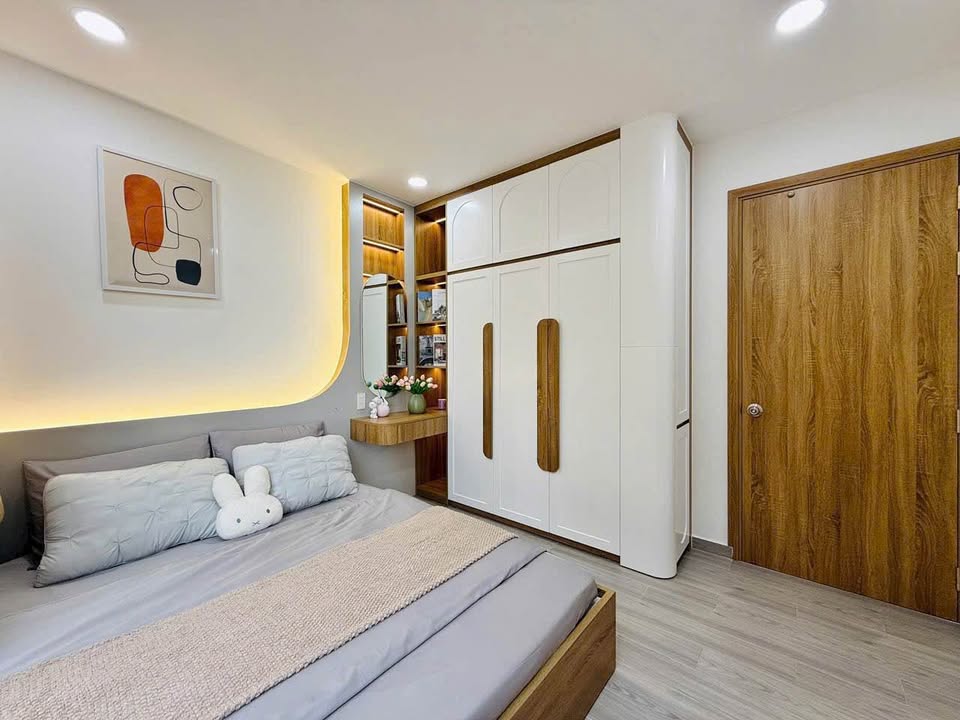 Nhà 1 trệt, 2 lầu Long An, sân rộng, diện tích 105m², giá 2,5 tỷ