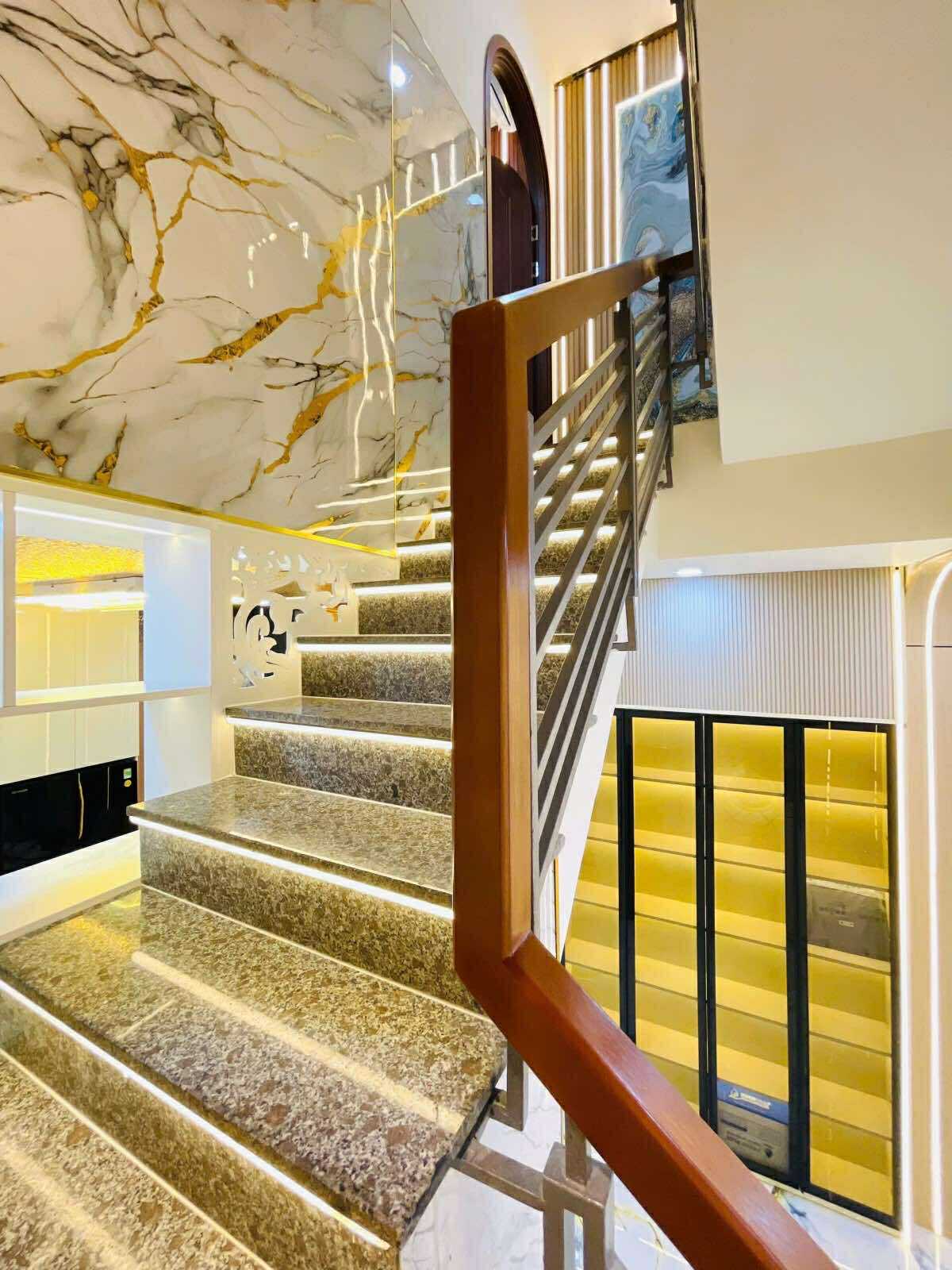 Bán nhà đẹp 50m2, 3 lầu, 4 phòng ngủ, đường Huỳnh Văn Nghiệp phường 15, Tân Bình, gọi xem nhà