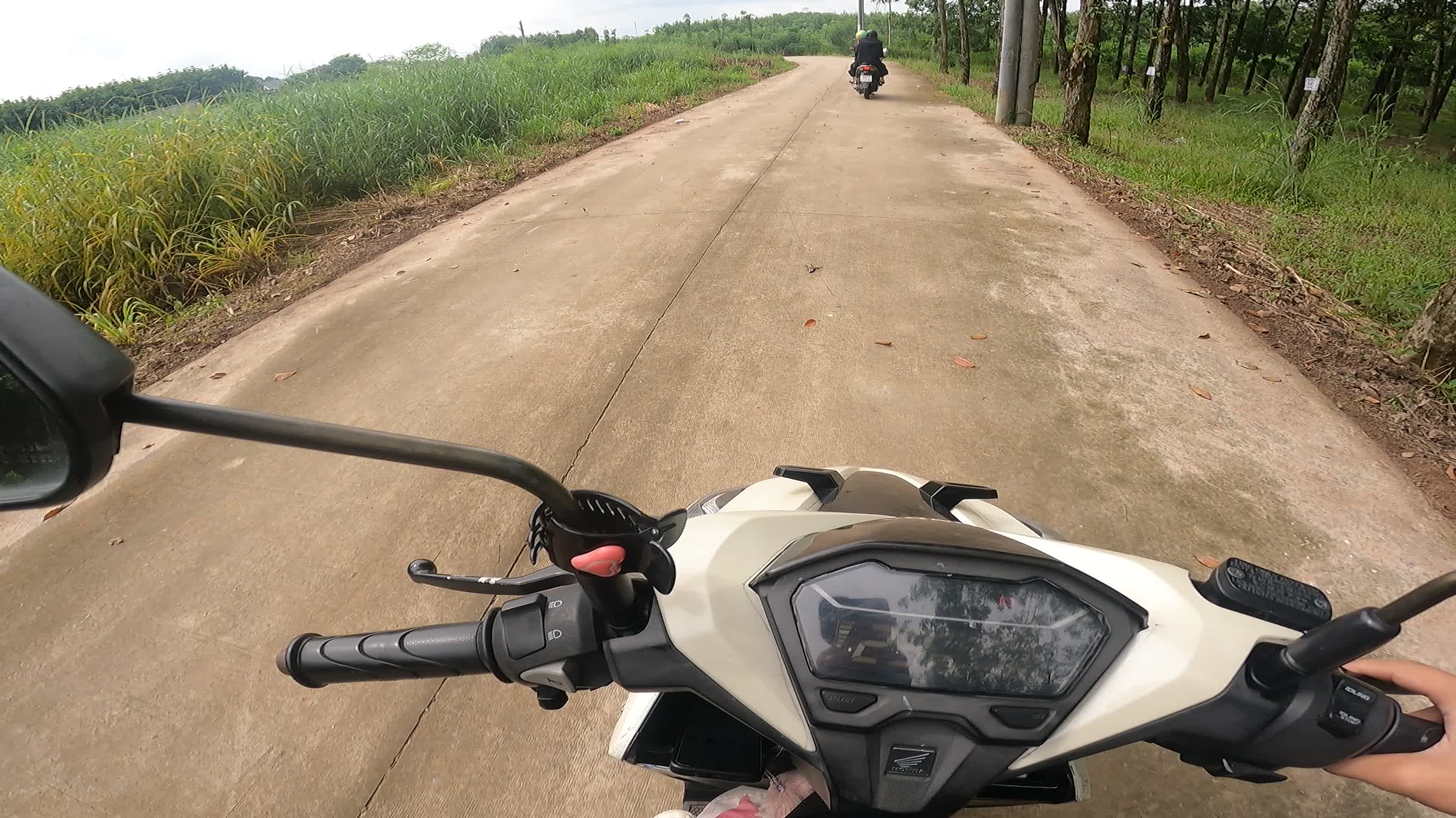 Ôg anh đang kẹt tiền nhờ bán lô đất 200m2 phía sau chợ, có sổ sẵn